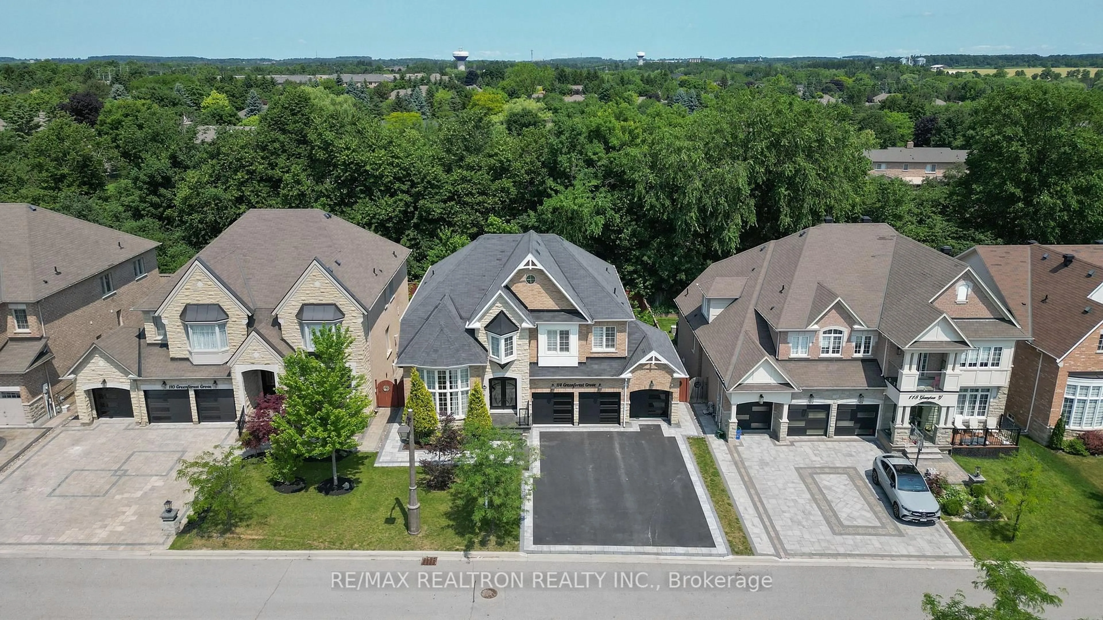 A pic from outside/outdoor area/front of a property/back of a property/a pic from drone, street for 114 Greenforest Grve, Whitchurch-Stouffville Ontario L4A 1S7