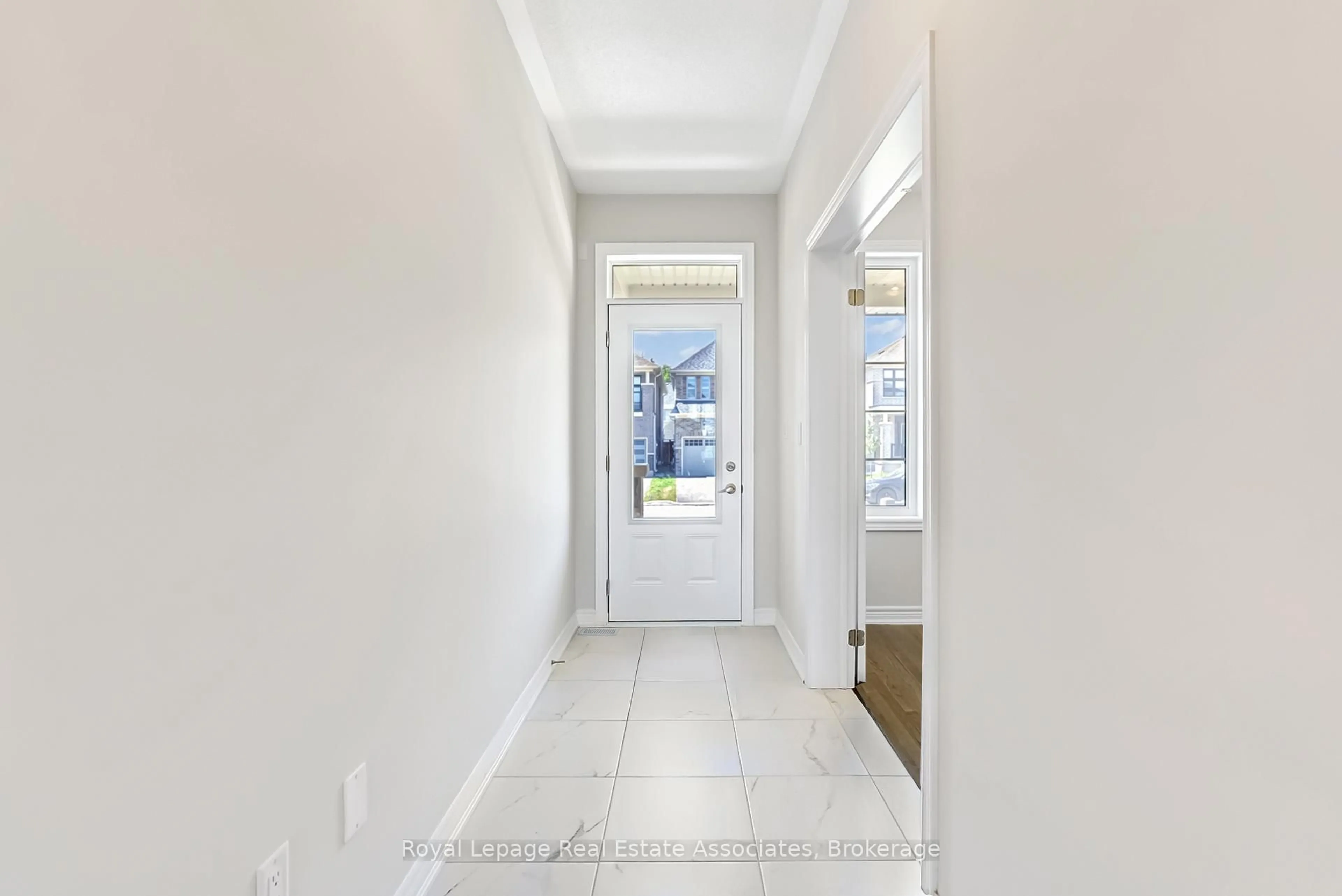 Indoor entryway for 29 John Dallimore Dr, Georgina Ontario L4P 0S6