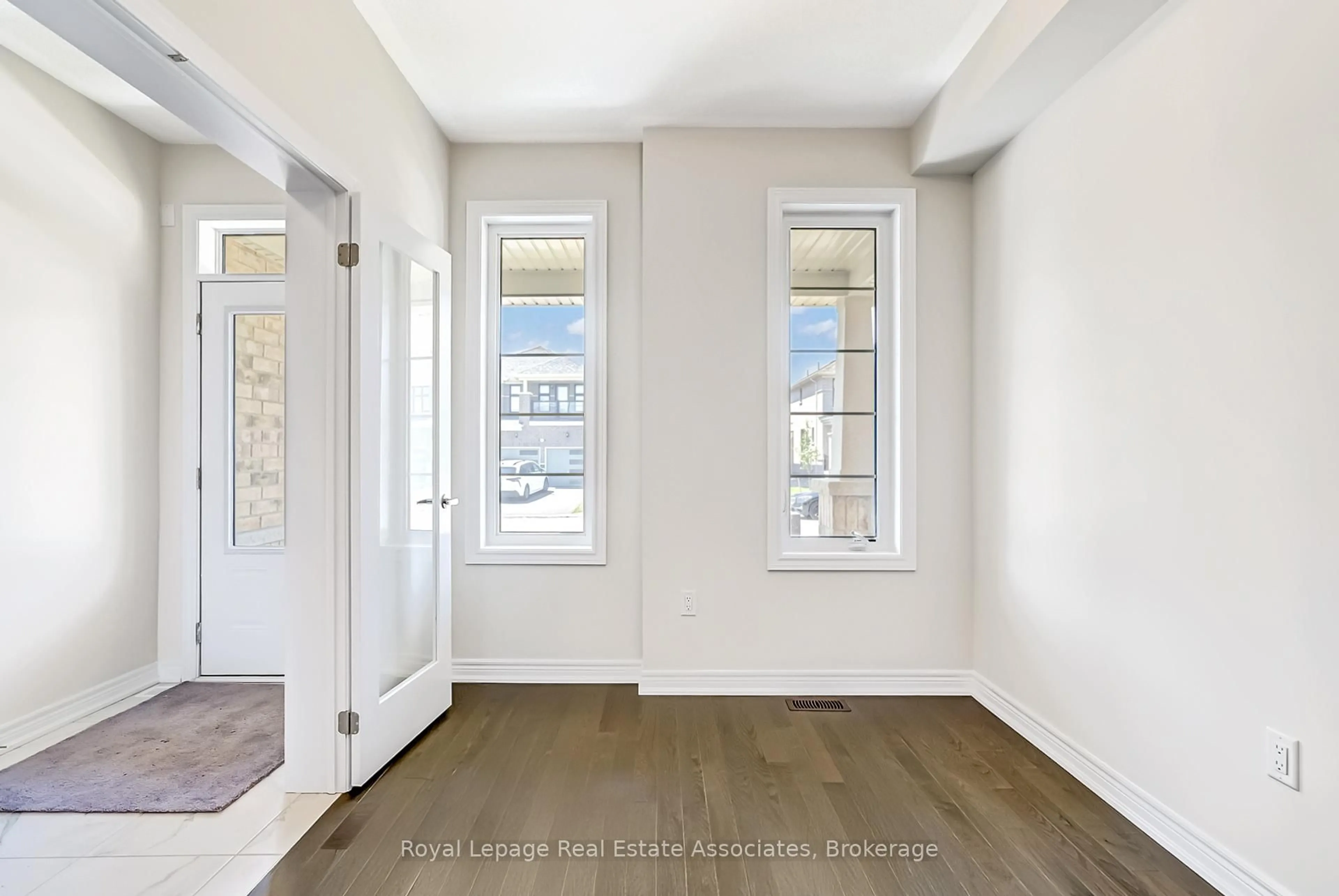 Indoor entryway for 29 John Dallimore Dr, Georgina Ontario L4P 0S6