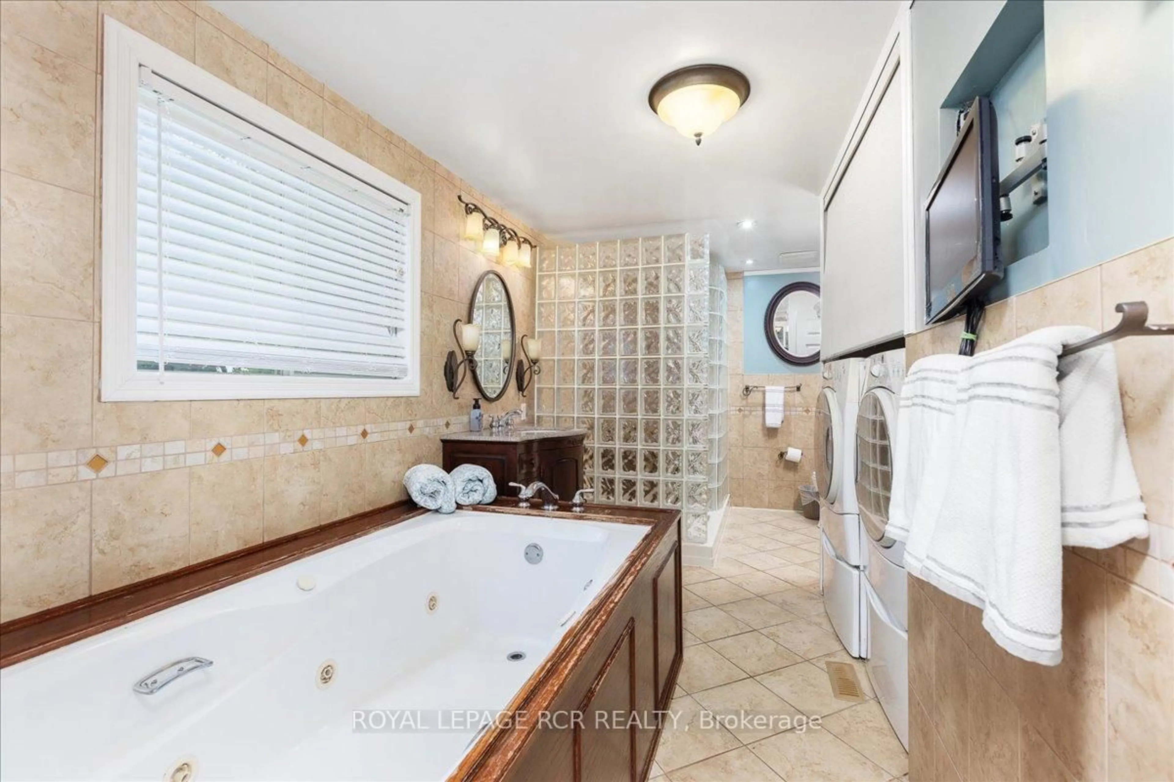 Standard bathroom, ceramic/tile floor for 55 Valley Mills Rd, East Gwillimbury Ontario L0G 1M0
