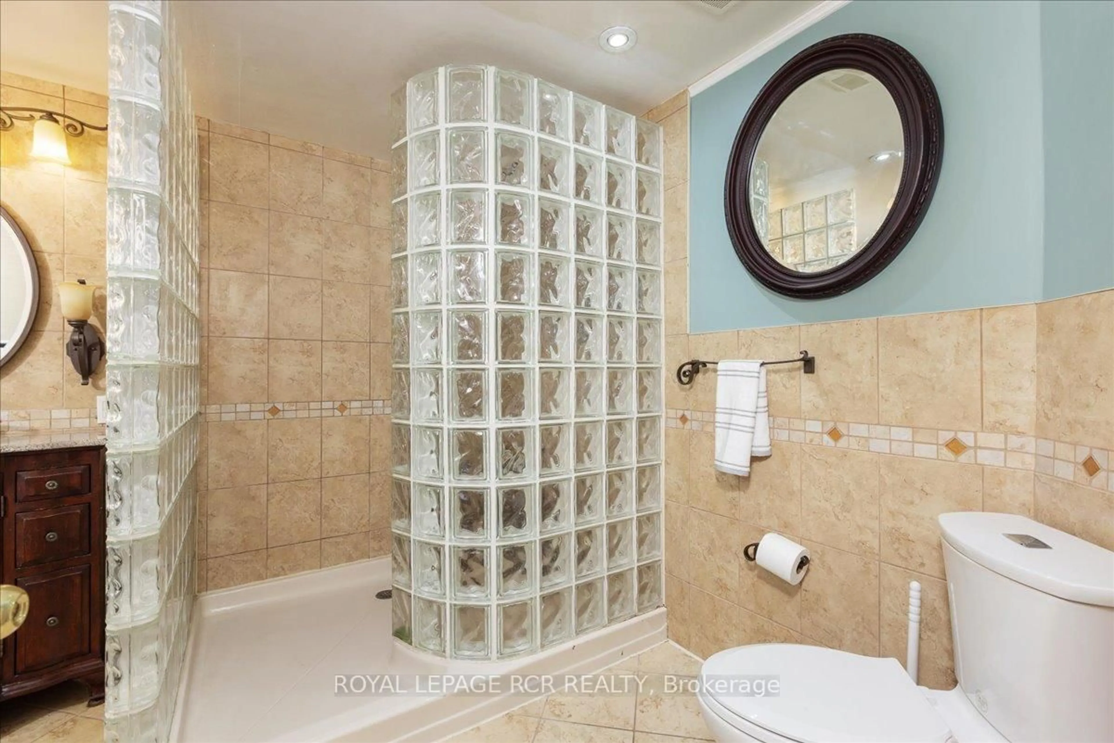 Standard bathroom, ceramic/tile floor for 55 Valley Mills Rd, East Gwillimbury Ontario L0G 1M0