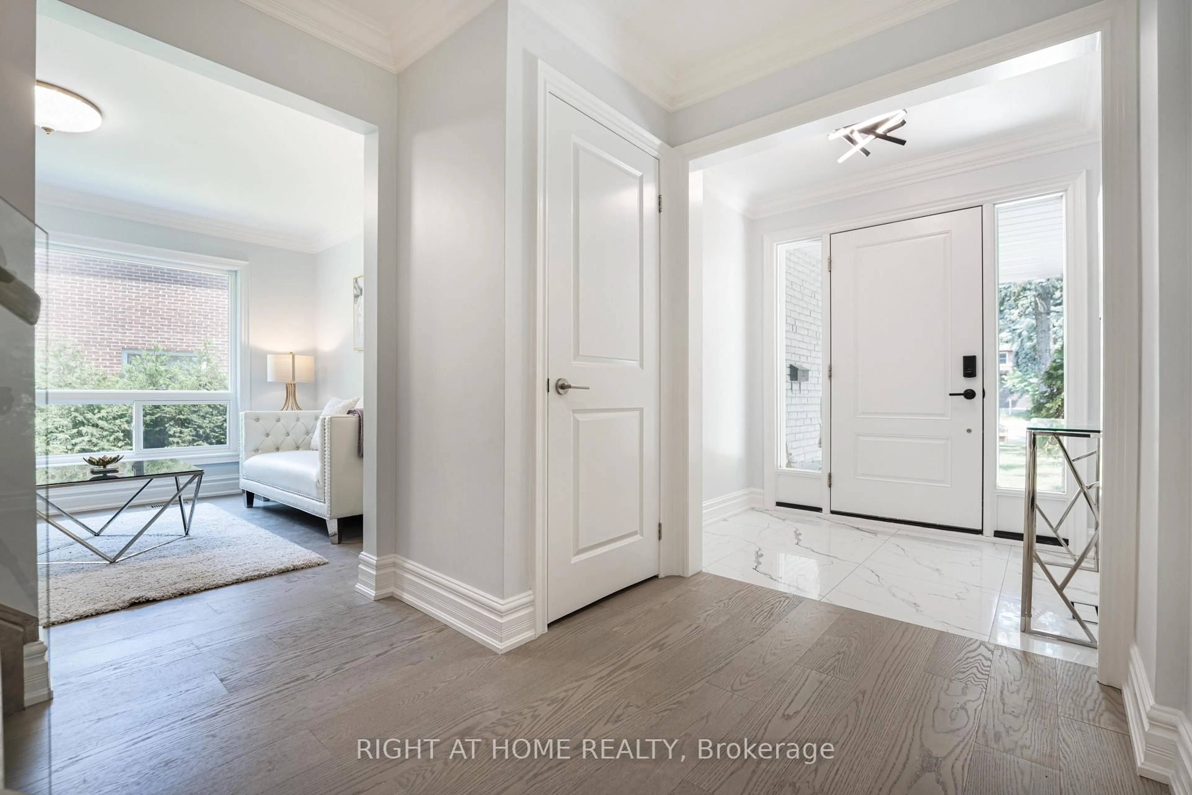 Indoor entryway for 29 Vanwood Rd, Markham Ontario L3T 2N1