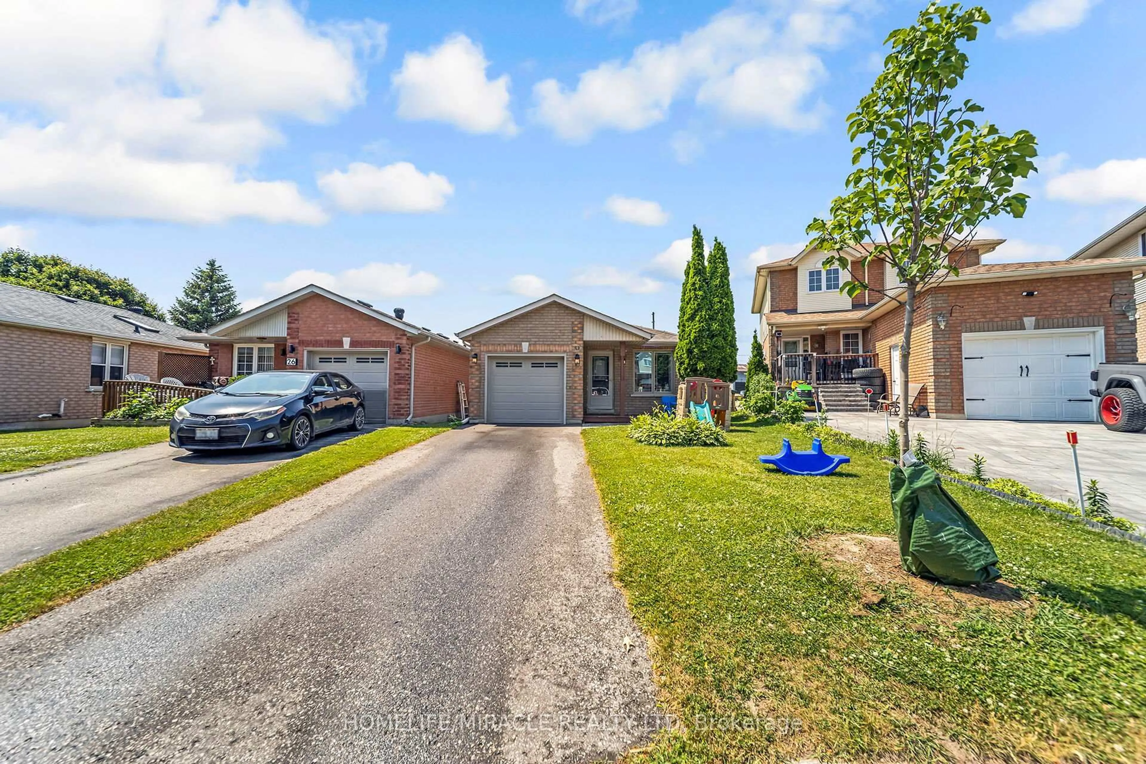 A pic from outside/outdoor area/front of a property/back of a property/a pic from drone, street for 24 Chiccony Crt, New Tecumseth Ontario L0G 1A0
