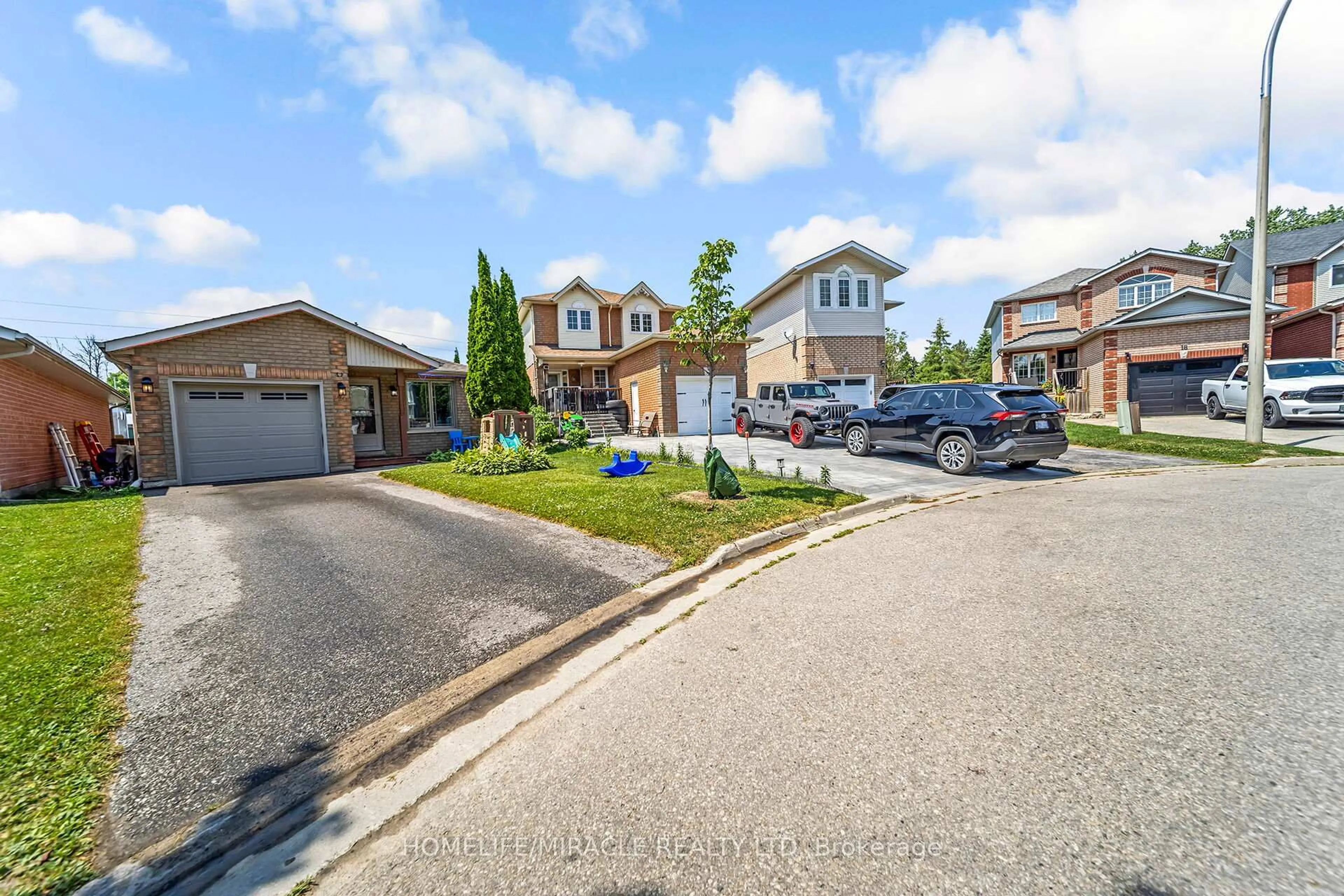 A pic from outside/outdoor area/front of a property/back of a property/a pic from drone, street for 24 Chiccony Crt, New Tecumseth Ontario L0G 1A0