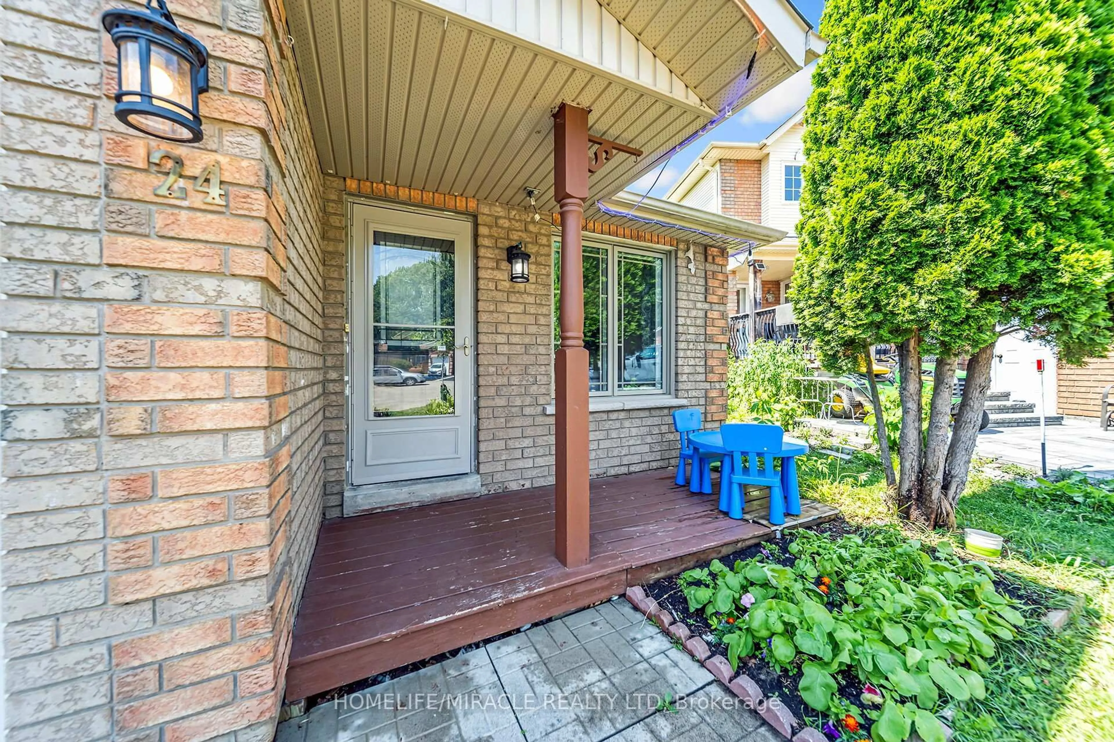 Indoor entryway for 24 Chiccony Crt, New Tecumseth Ontario L0G 1A0