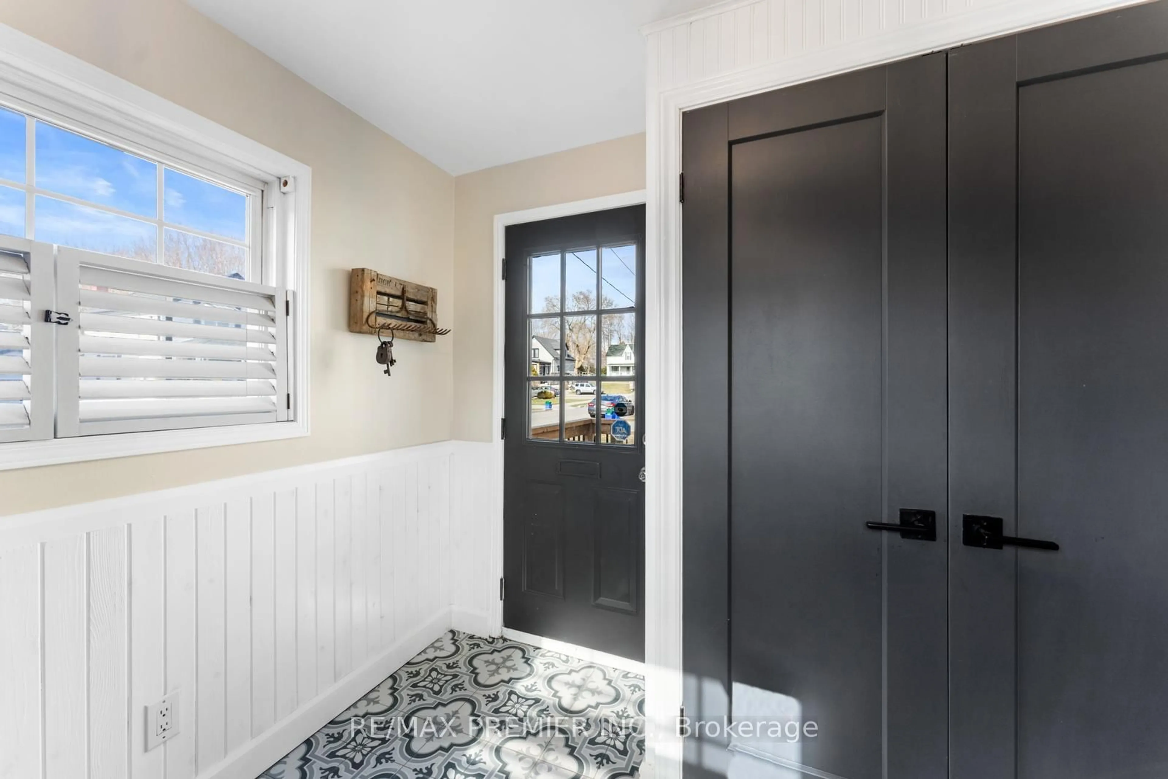 Indoor entryway for 378 Andrew St, Newmarket Ontario L3Y 1H4