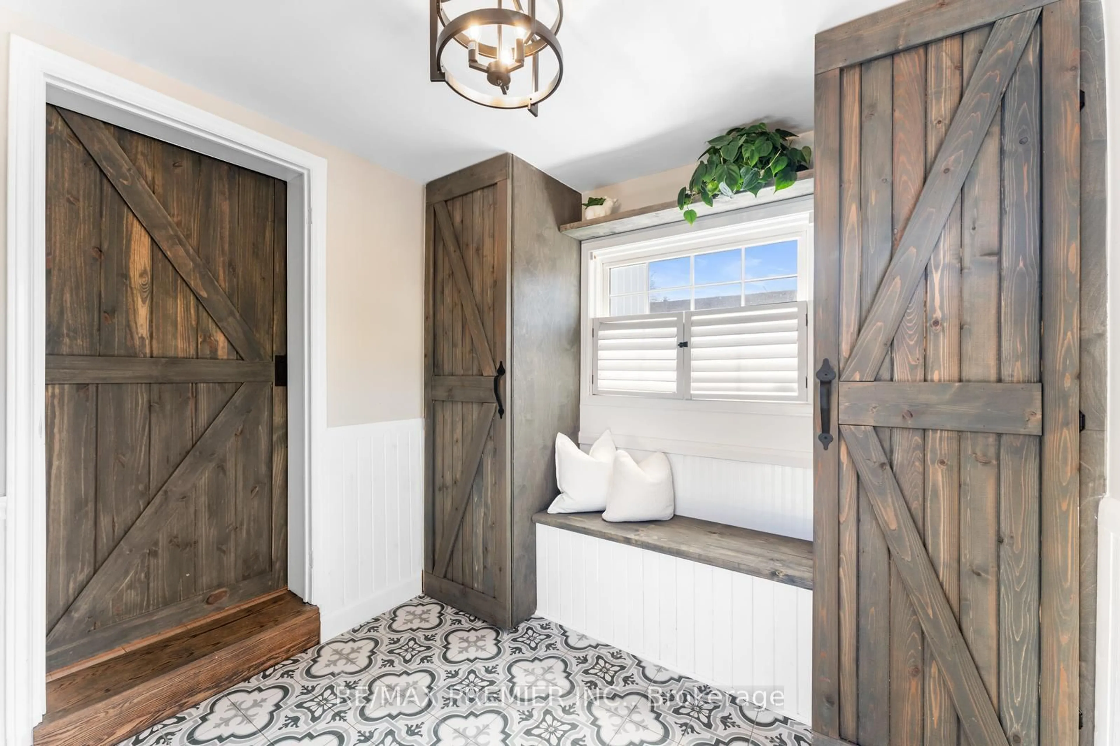 Indoor entryway for 378 Andrew St, Newmarket Ontario L3Y 1H4
