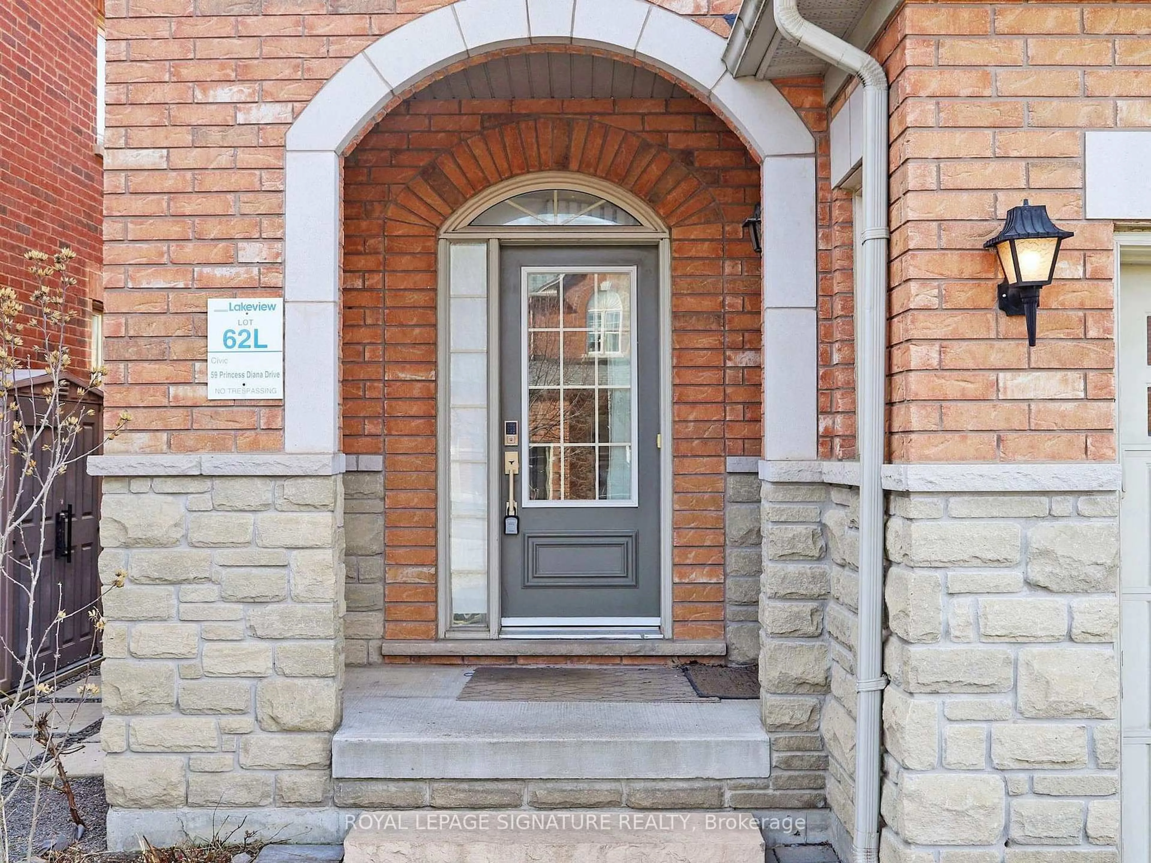 Indoor entryway for 59 Princess Diana Dr, Markham Ontario L6C 0G9