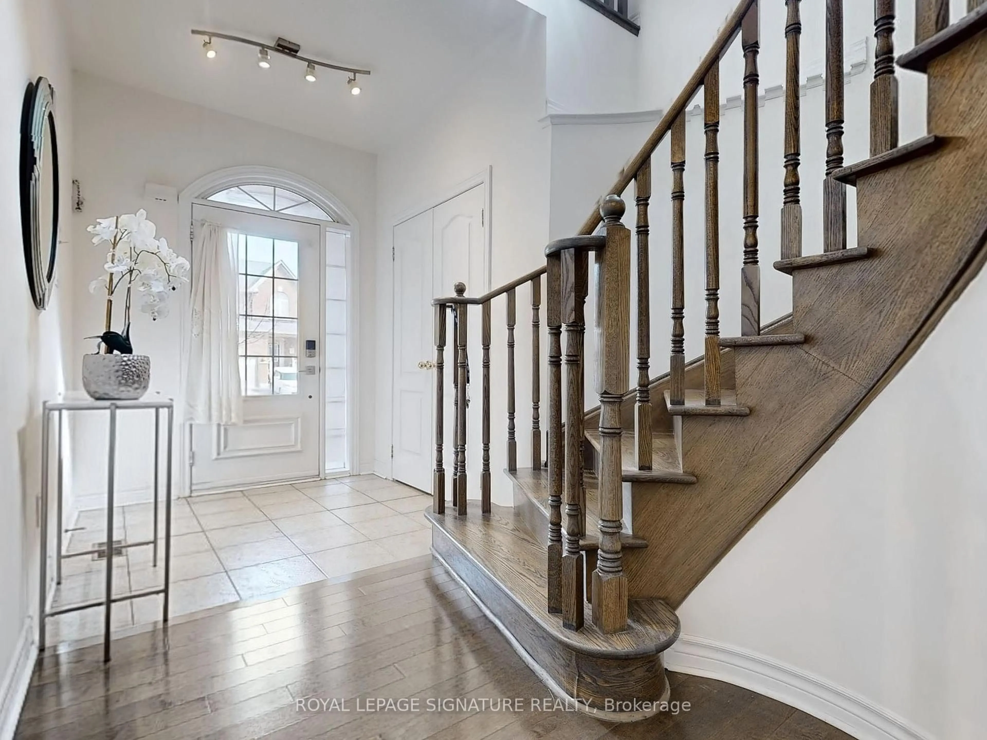Indoor entryway for 59 Princess Diana Dr, Markham Ontario L6C 0G9