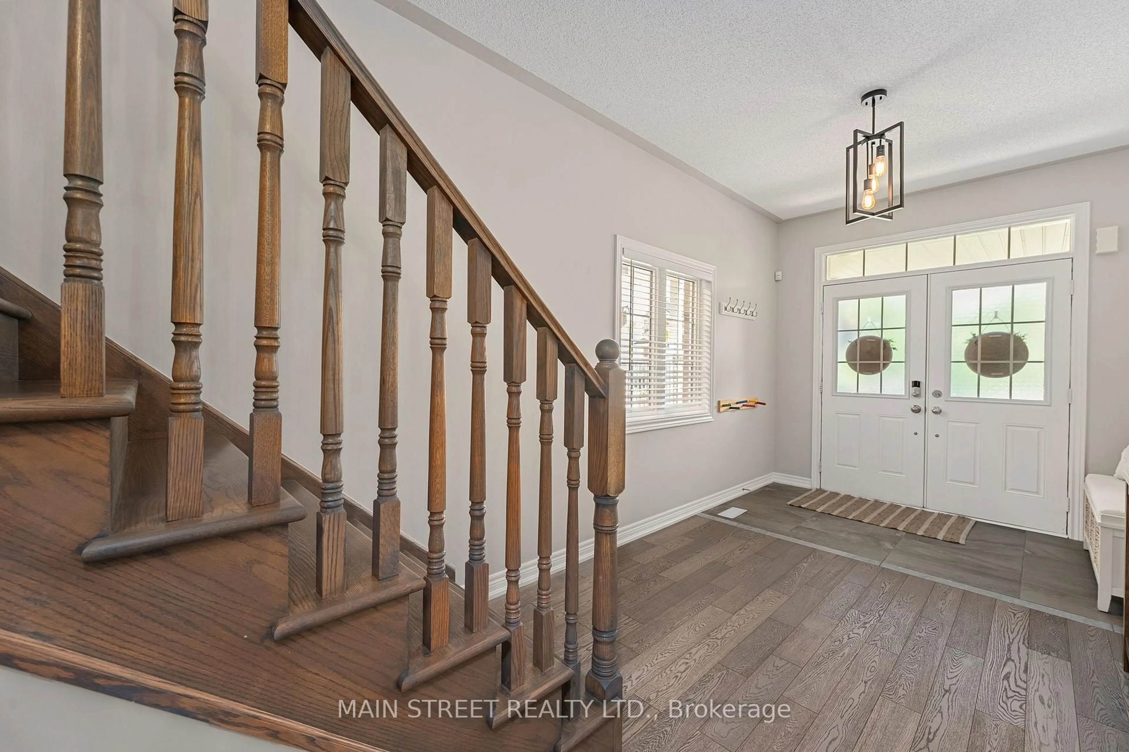 Indoor entryway for 10 Prosser Cres, Georgina Ontario L0E 1R0