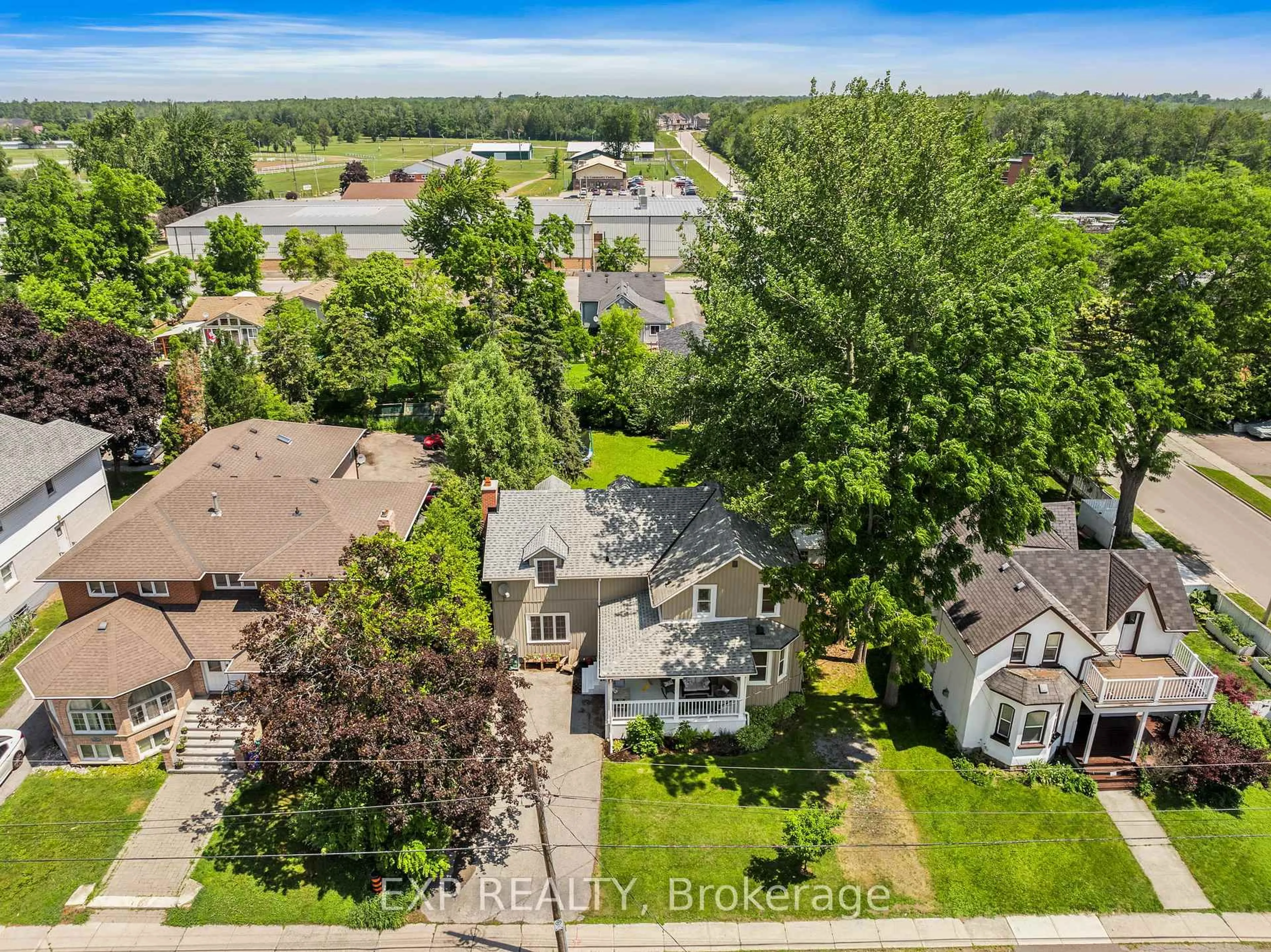A pic from outside/outdoor area/front of a property/back of a property/a pic from drone, street for 59 High St, Georgina Ontario L0E 1R0