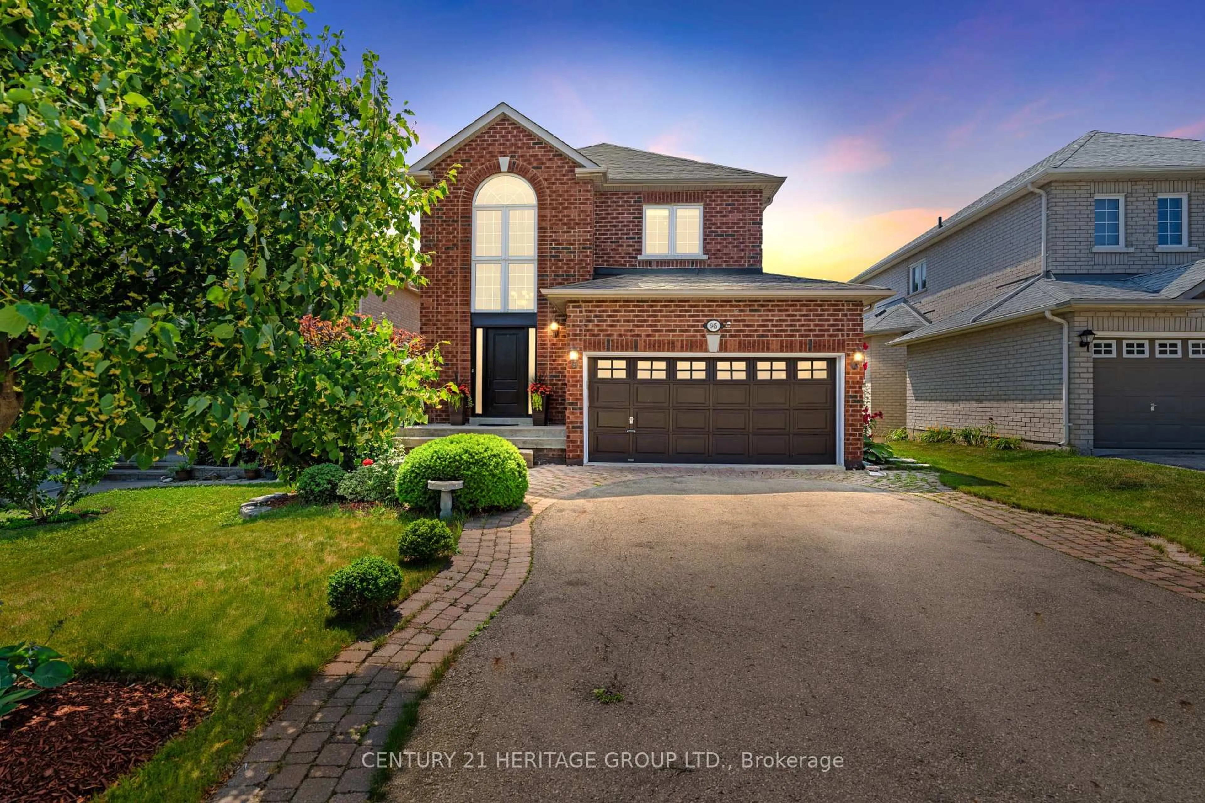 Home with brick exterior material, street for 945 Best Circ, Newmarket Ontario L3X 2K9