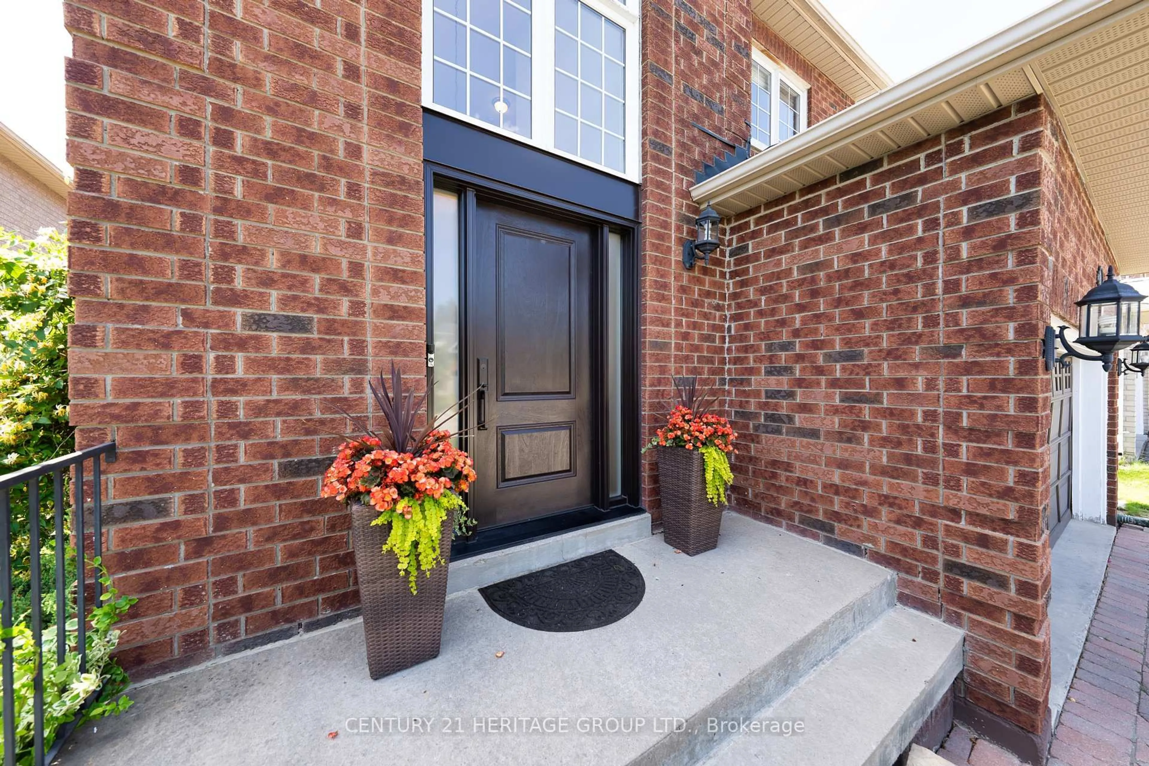 Indoor entryway for 945 Best Circ, Newmarket Ontario L3X 2K9