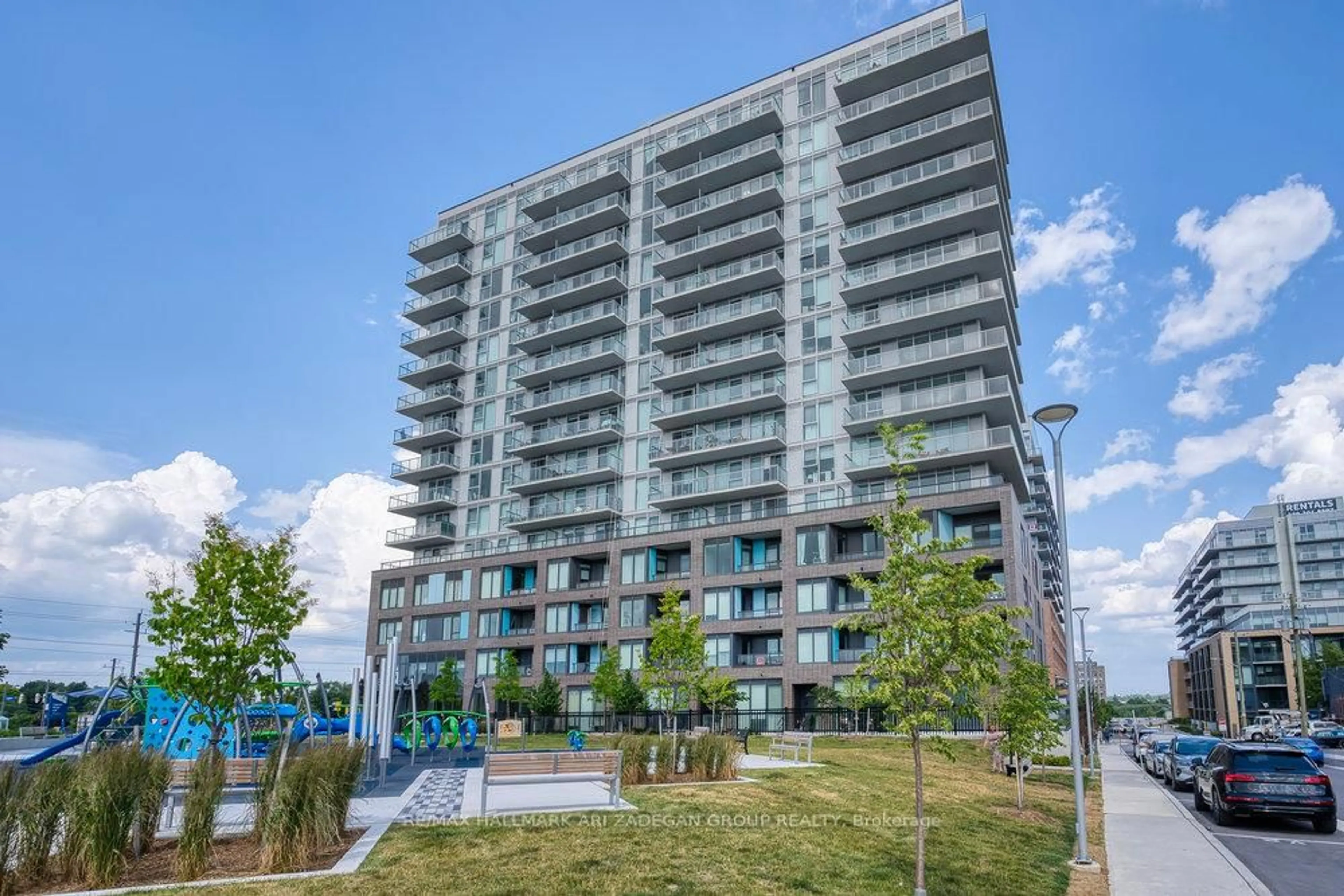 Patio, building for 185 Deerfield Rd #423, Newmarket Ontario L3Y 0G7