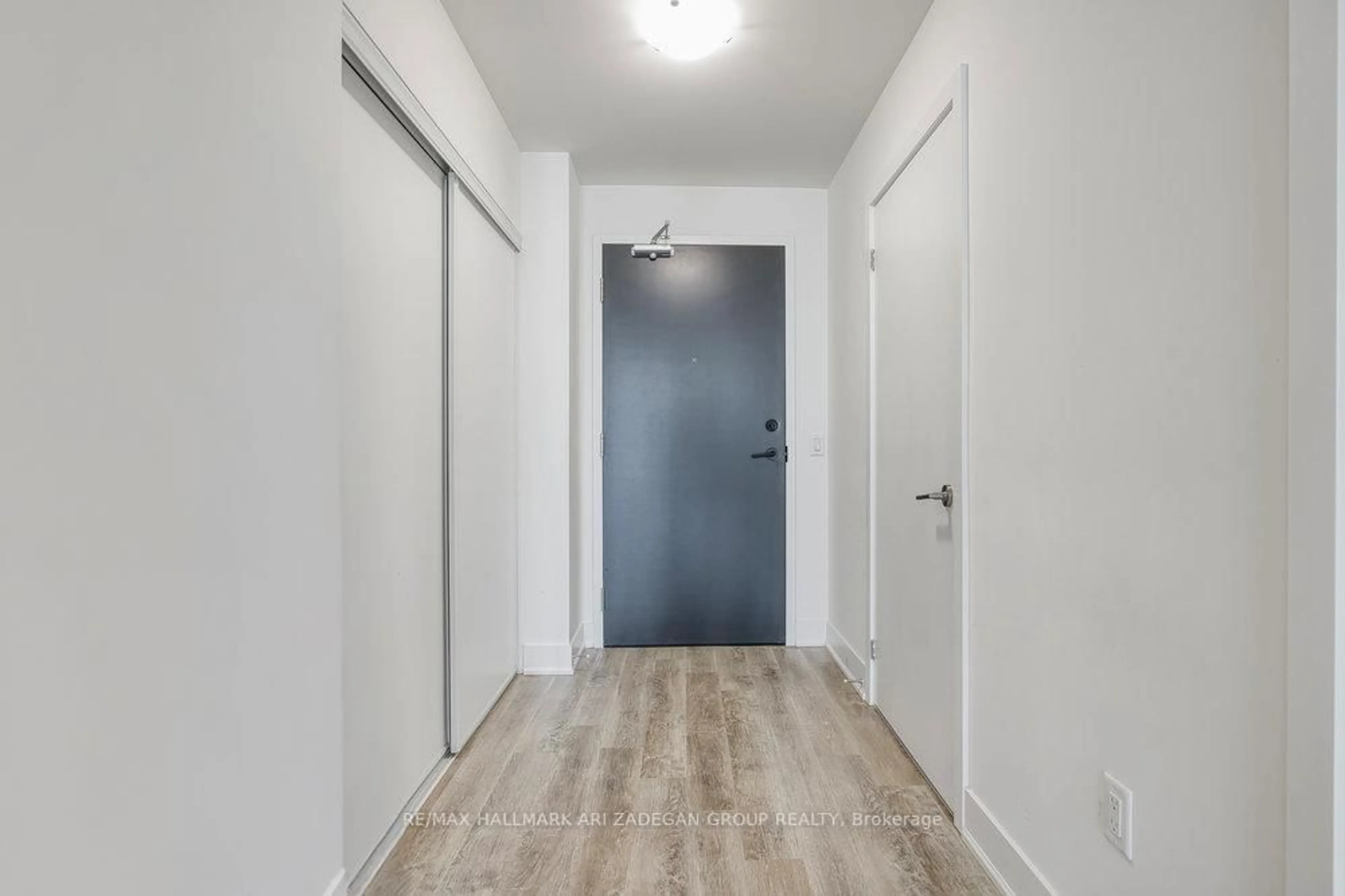 Indoor entryway for 185 Deerfield Rd #423, Newmarket Ontario L3Y 0G7