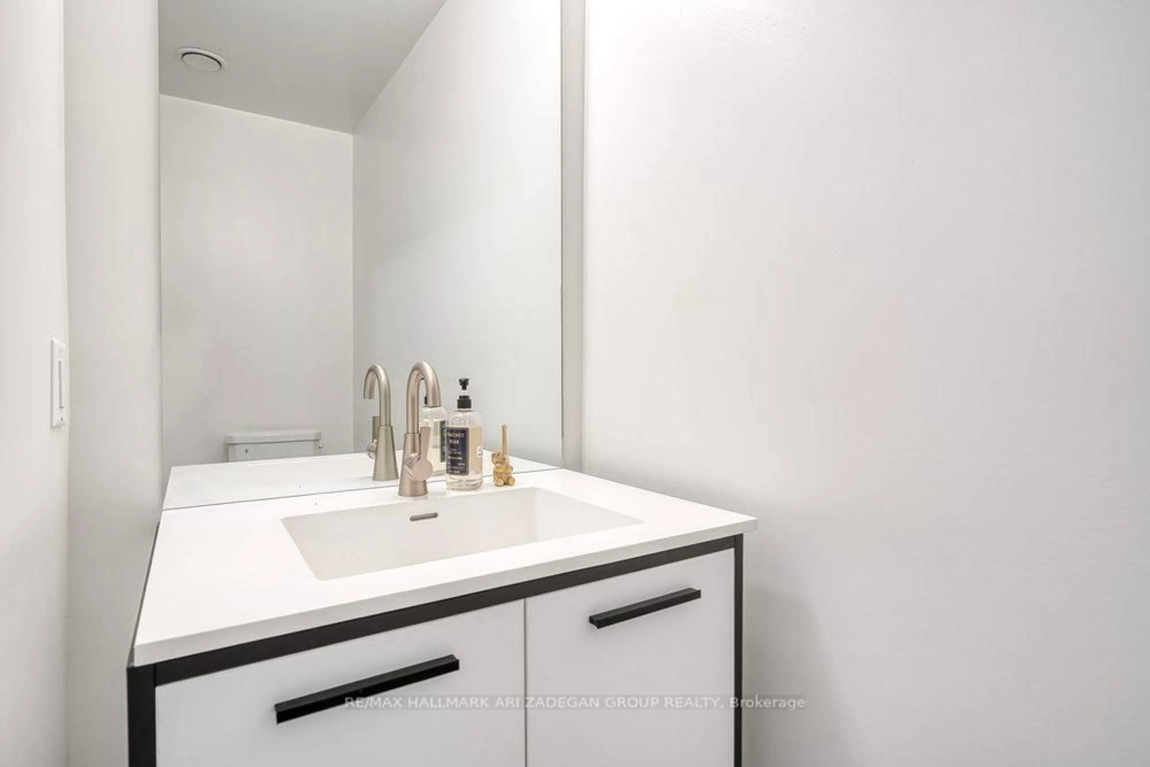 Standard bathroom, ceramic/tile floor for 185 Deerfield Rd #423, Newmarket Ontario L3Y 0G7