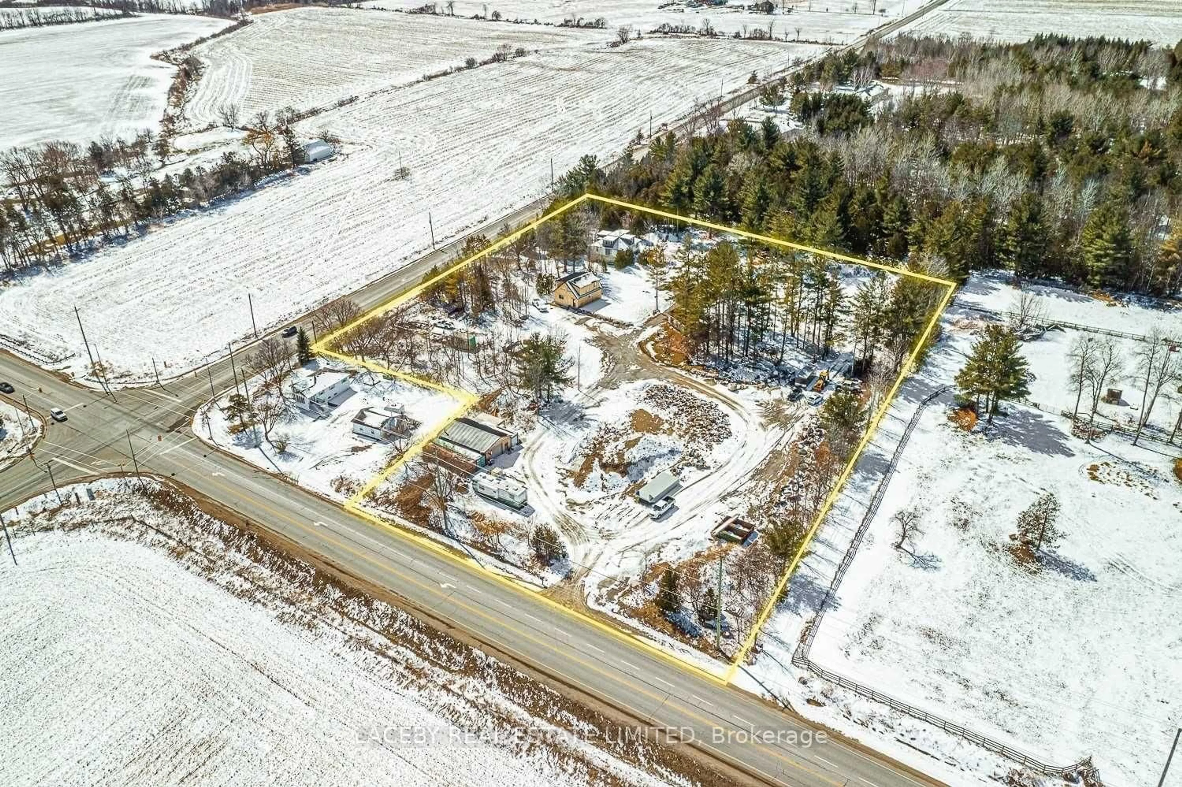 A pic from outside/outdoor area/front of a property/back of a property/a pic from drone, building for 1544 7th Line, Innisfil Ontario L9S 4H3