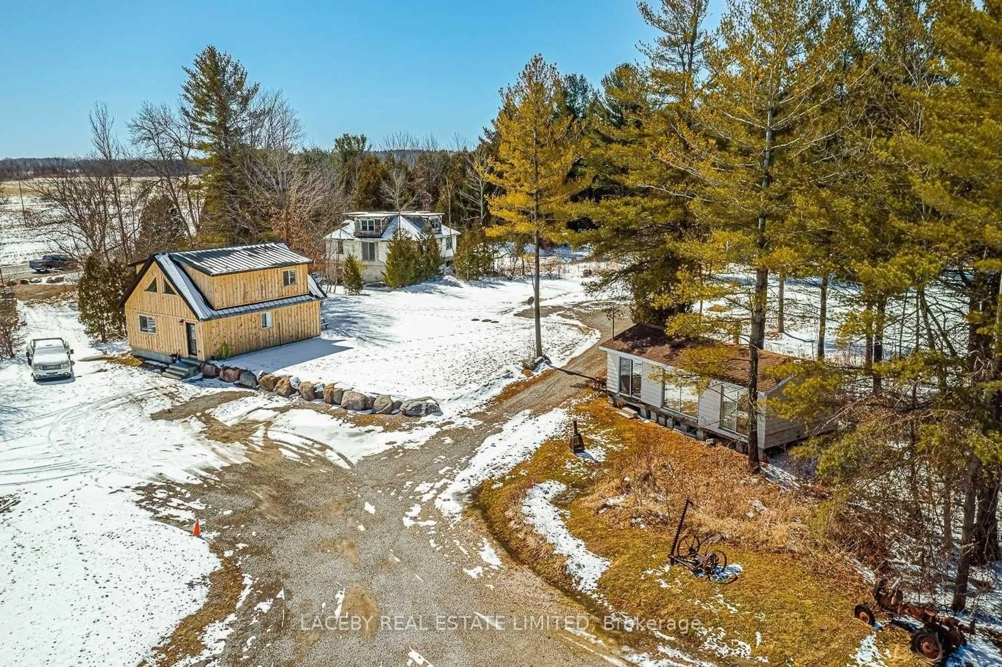 A pic from outside/outdoor area/front of a property/back of a property/a pic from drone, street for 1544 7th Line, Innisfil Ontario L9S 4H3