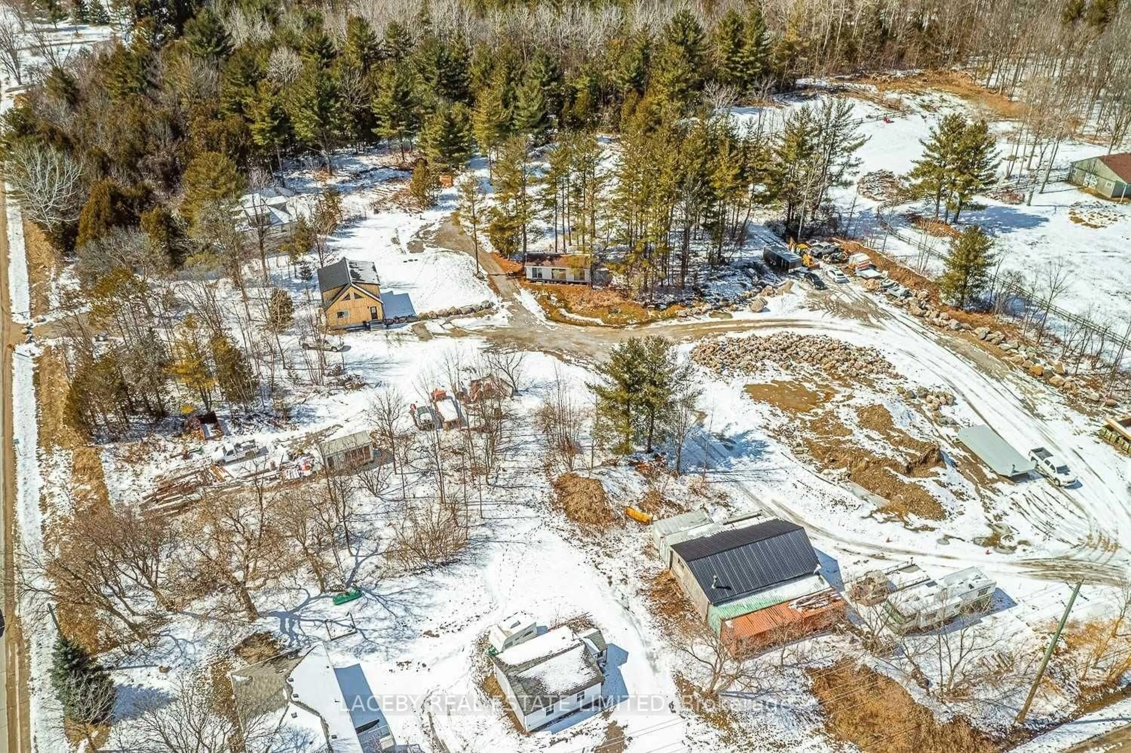 A pic from outside/outdoor area/front of a property/back of a property/a pic from drone, unknown for 1544 7th Line, Innisfil Ontario L9S 4H3