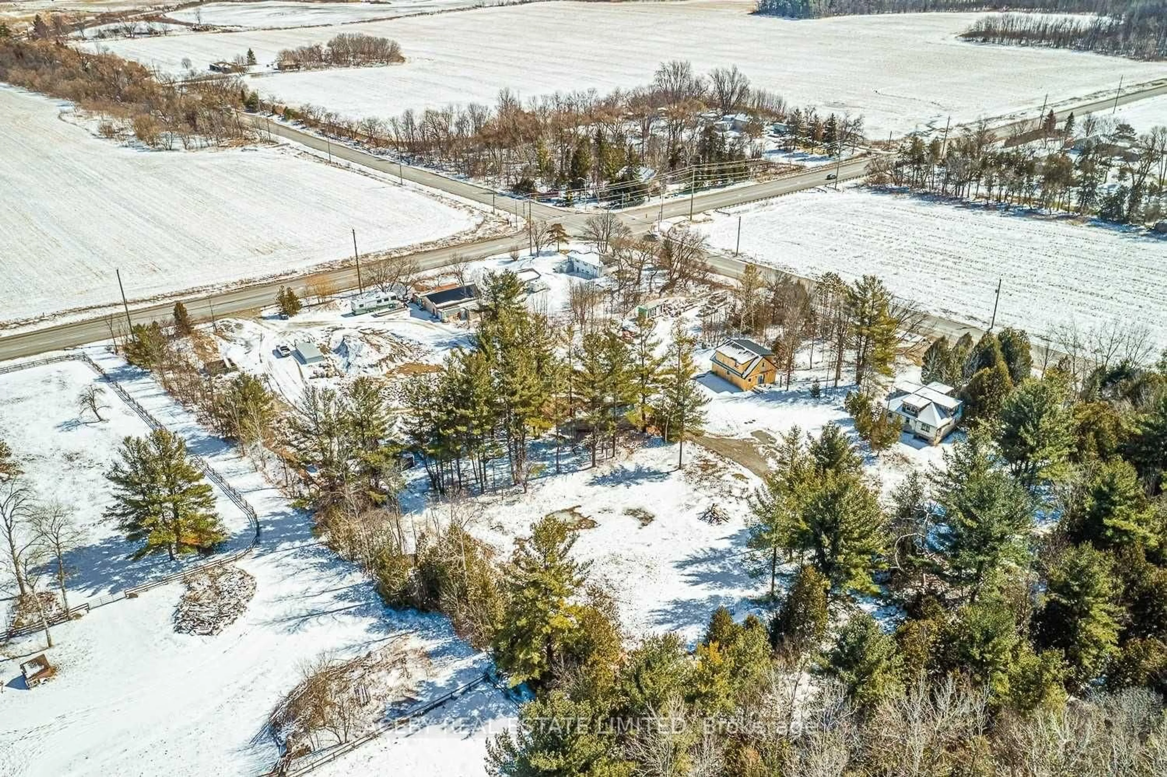 A pic from outside/outdoor area/front of a property/back of a property/a pic from drone, unknown for 1544 7th Line, Innisfil Ontario L9S 4H3