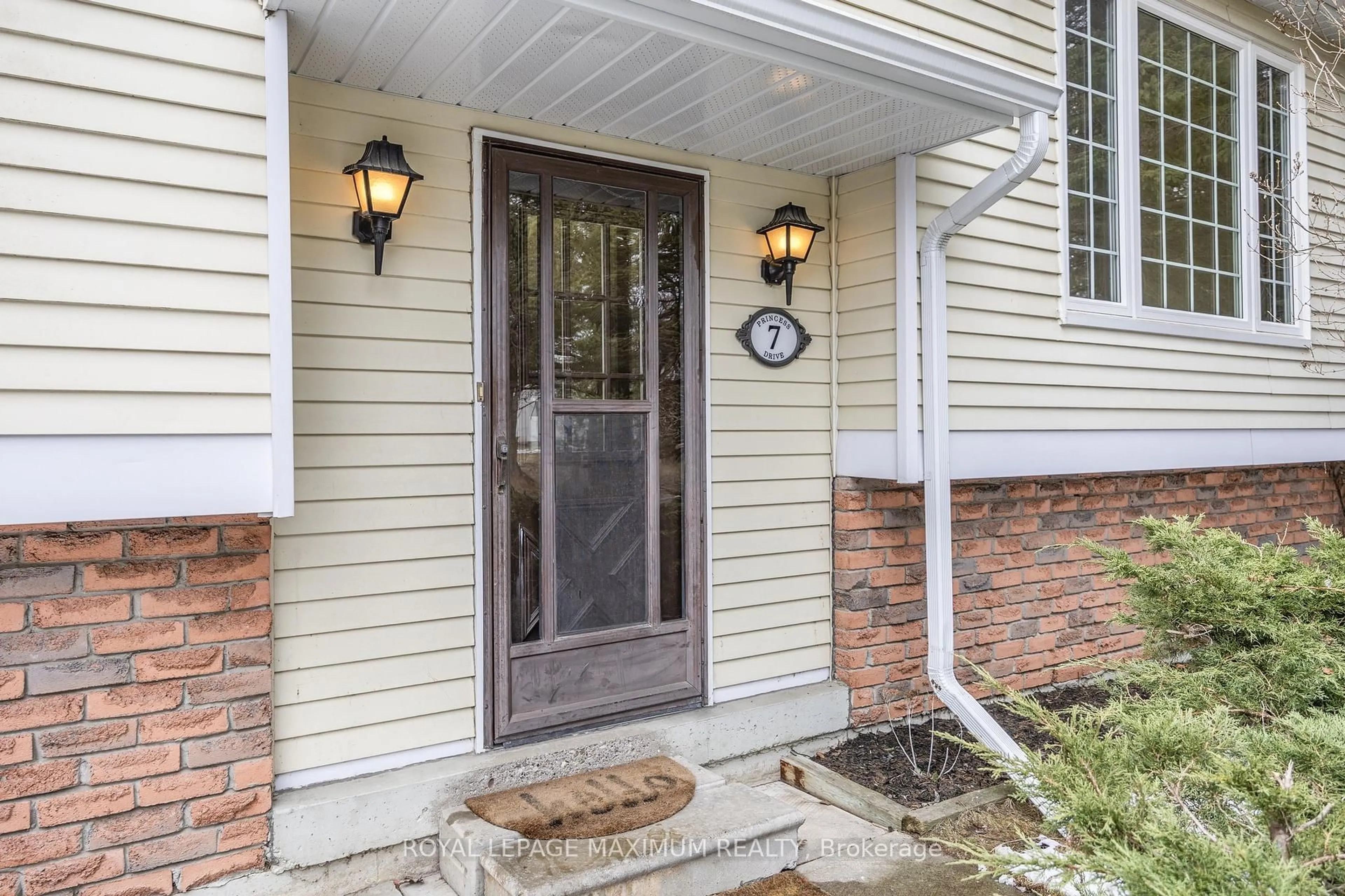 Indoor entryway for 7 Princess Dr, Adjala-Tosorontio Ontario L0M 1M0