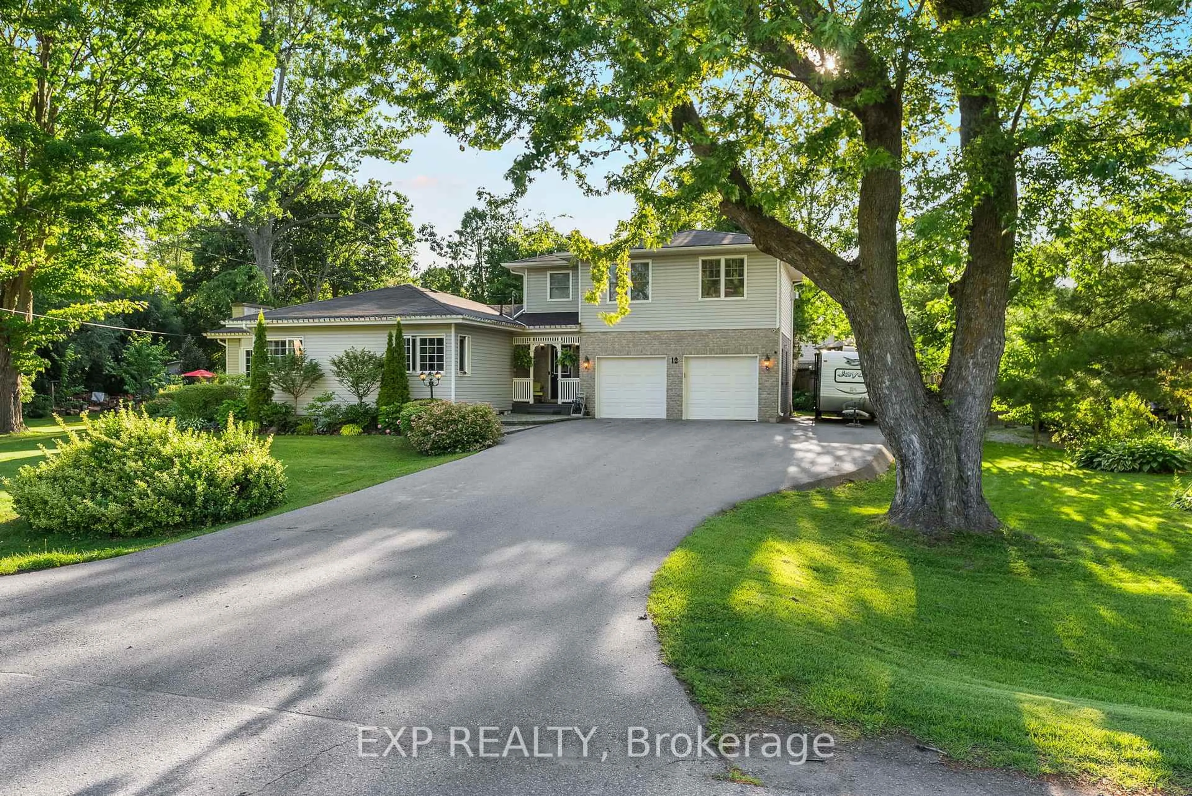 A pic from outside/outdoor area/front of a property/back of a property/a pic from drone, street for 12A Golfview Cres, Georgina Ontario L0E 1R0
