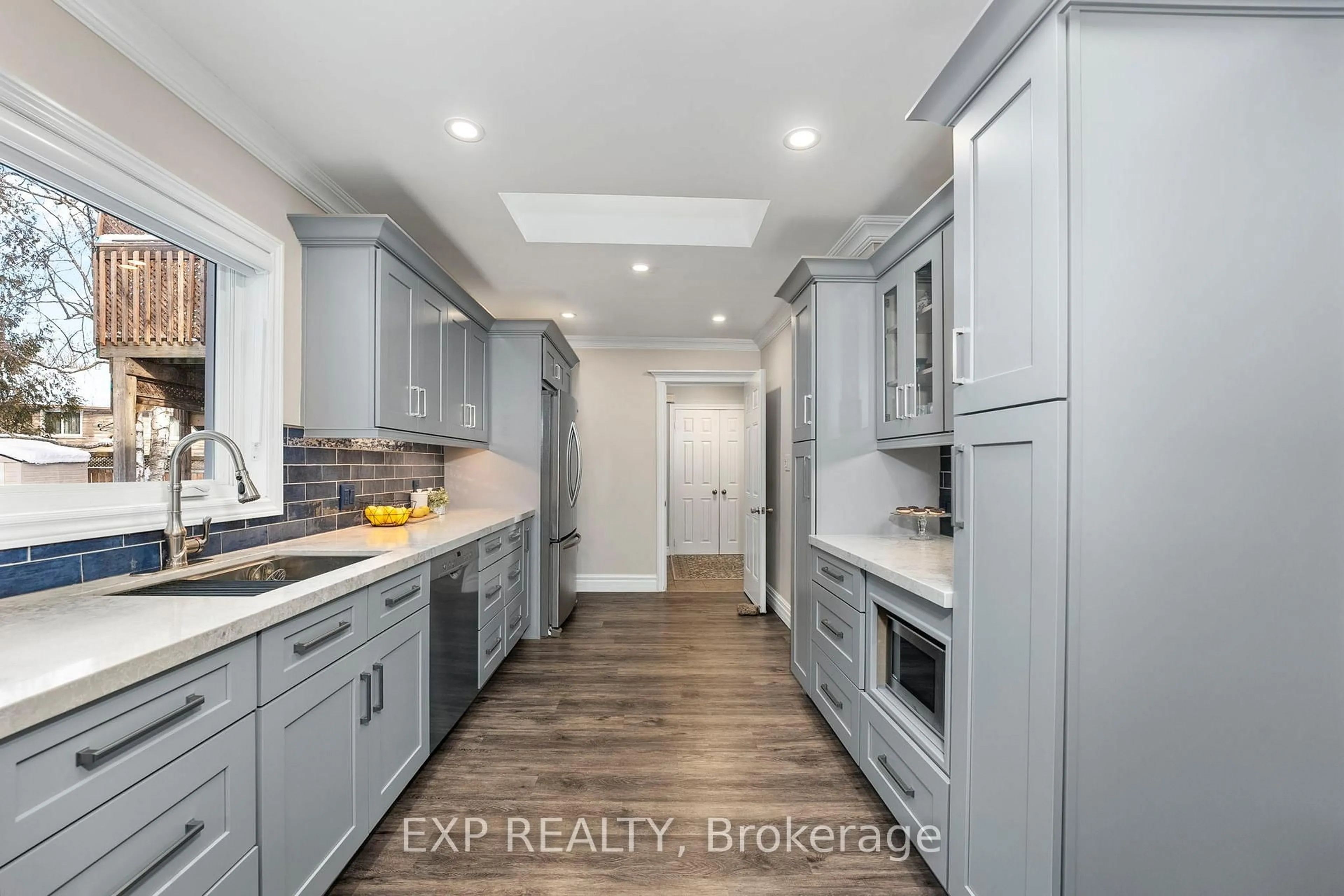 Contemporary kitchen, unknown for 12A Golfview Cres, Georgina Ontario L0E 1R0