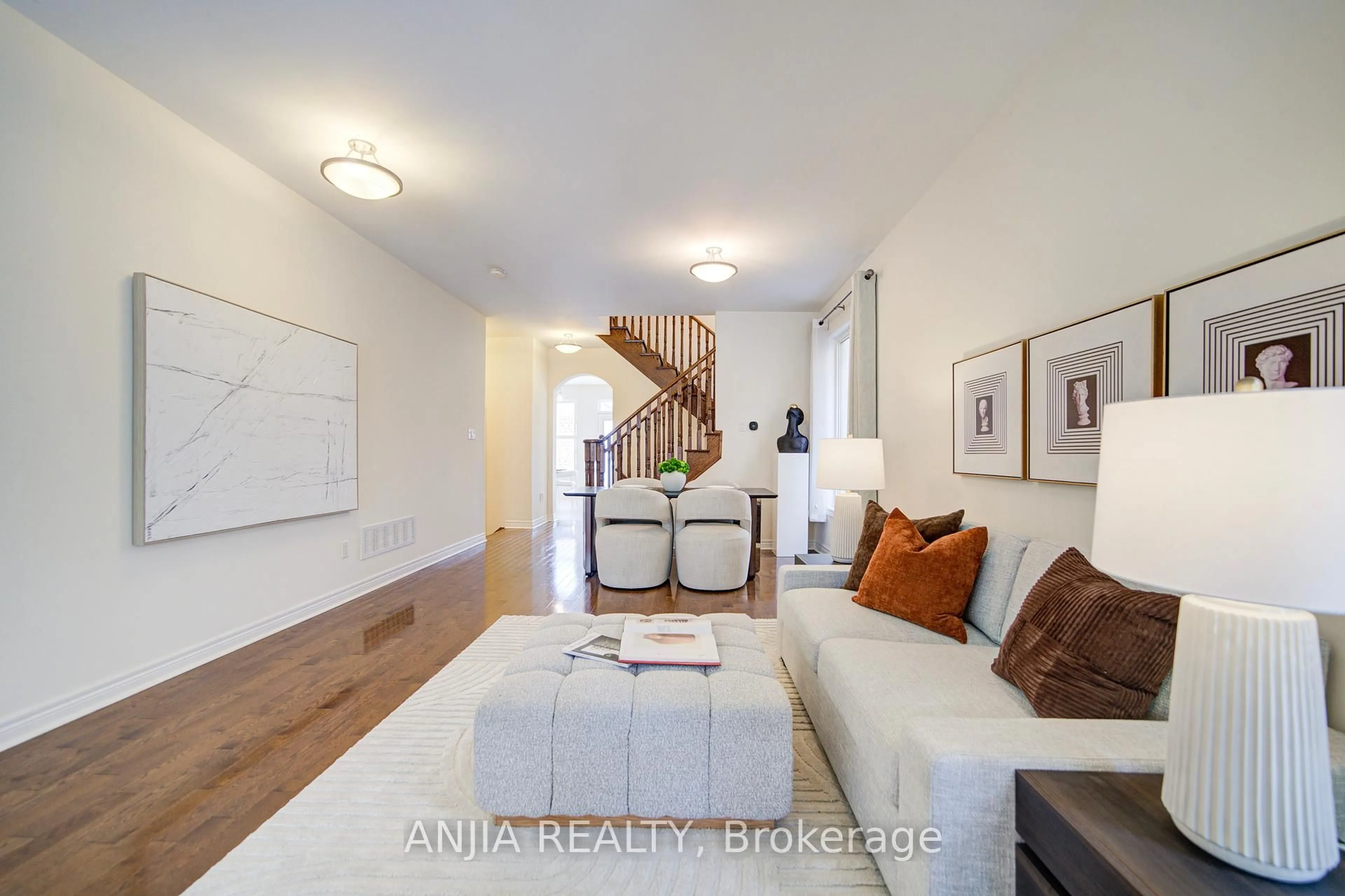 Indoor entryway for 123 Greenforest Grve, Whitchurch-Stouffville Ontario L4A 1S6