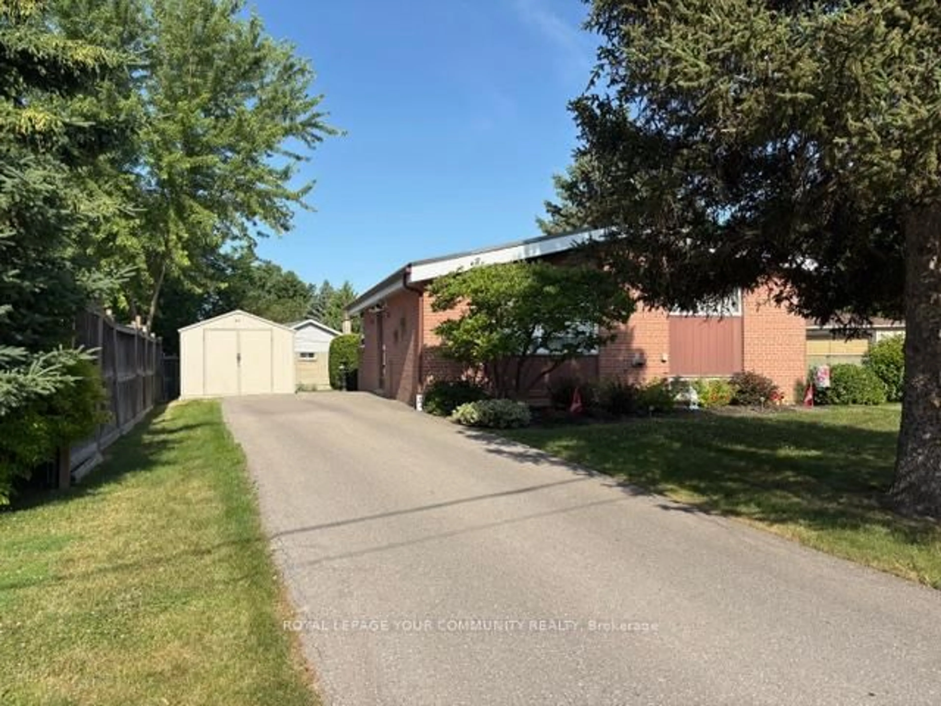 A pic from outside/outdoor area/front of a property/back of a property/a pic from drone, street for 41 Knowles Cres, Aurora Ontario L4G 1Z6