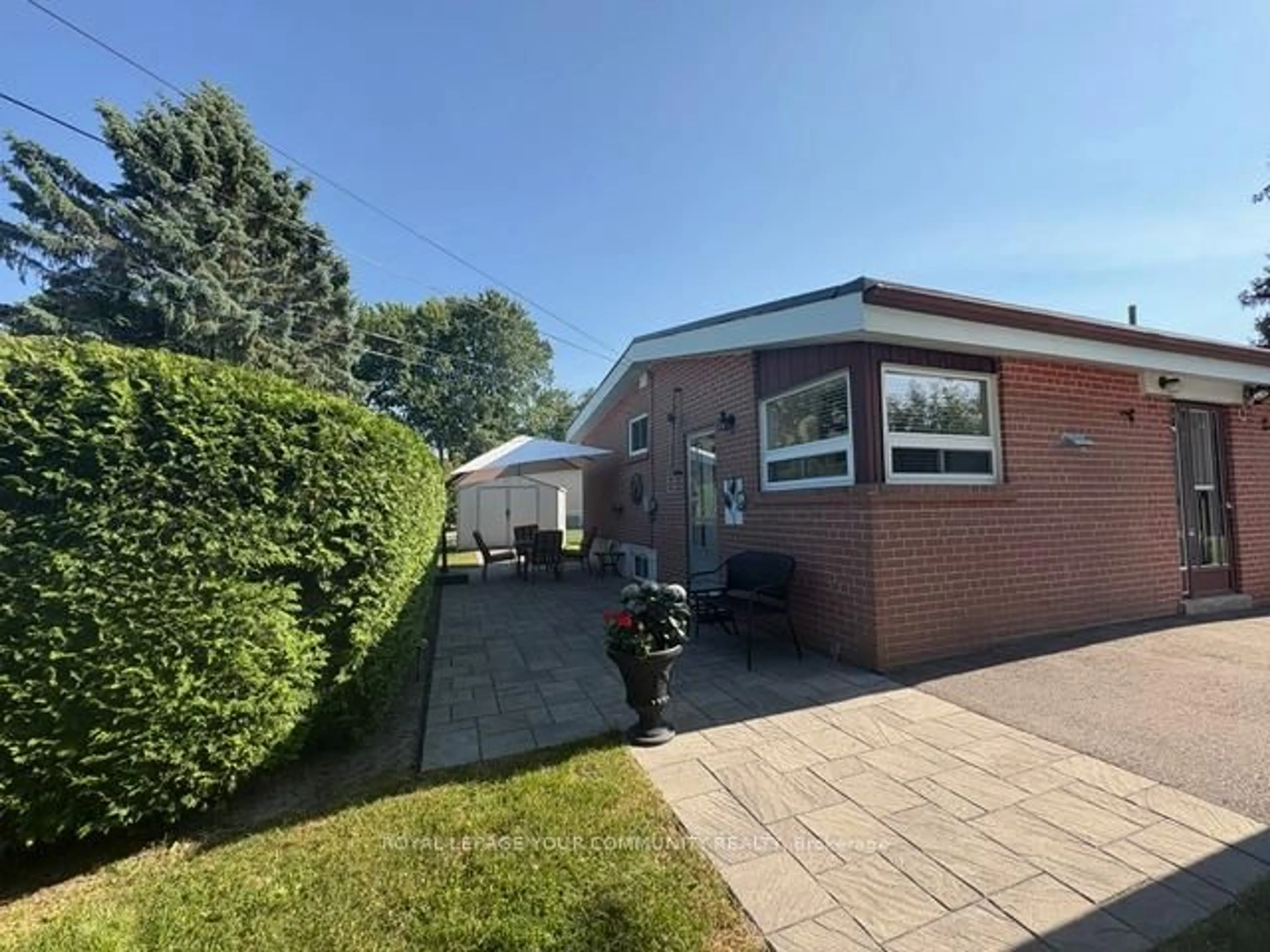 A pic from outside/outdoor area/front of a property/back of a property/a pic from drone, street for 41 Knowles Cres, Aurora Ontario L4G 1Z6