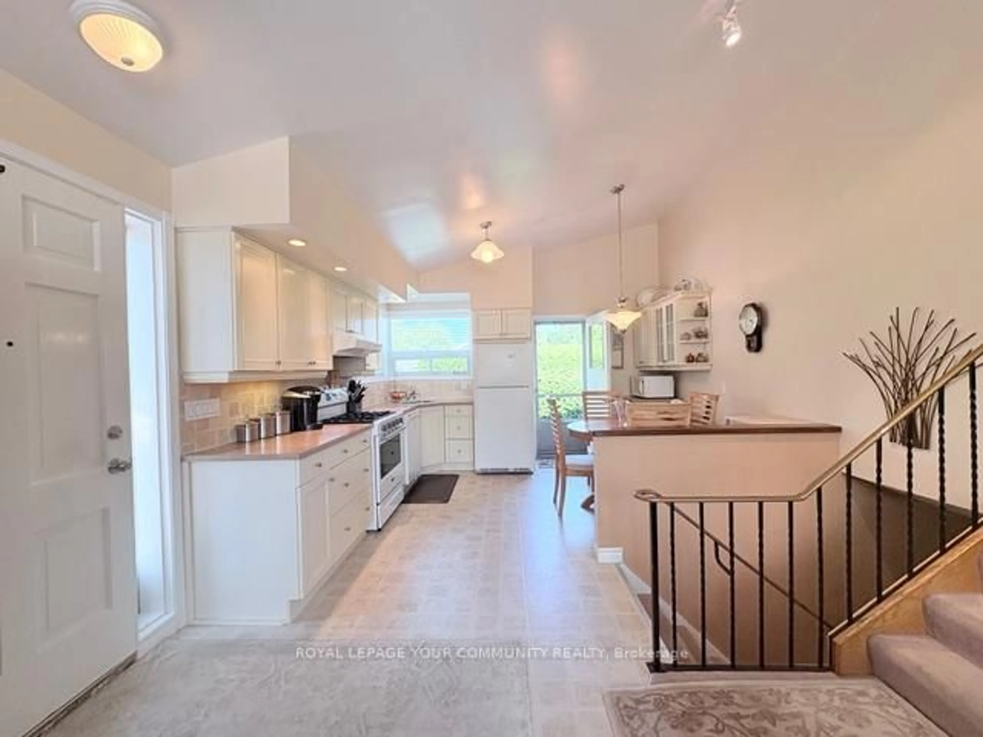 Open concept kitchen, ceramic/tile floor for 41 Knowles Cres, Aurora Ontario L4G 1Z6