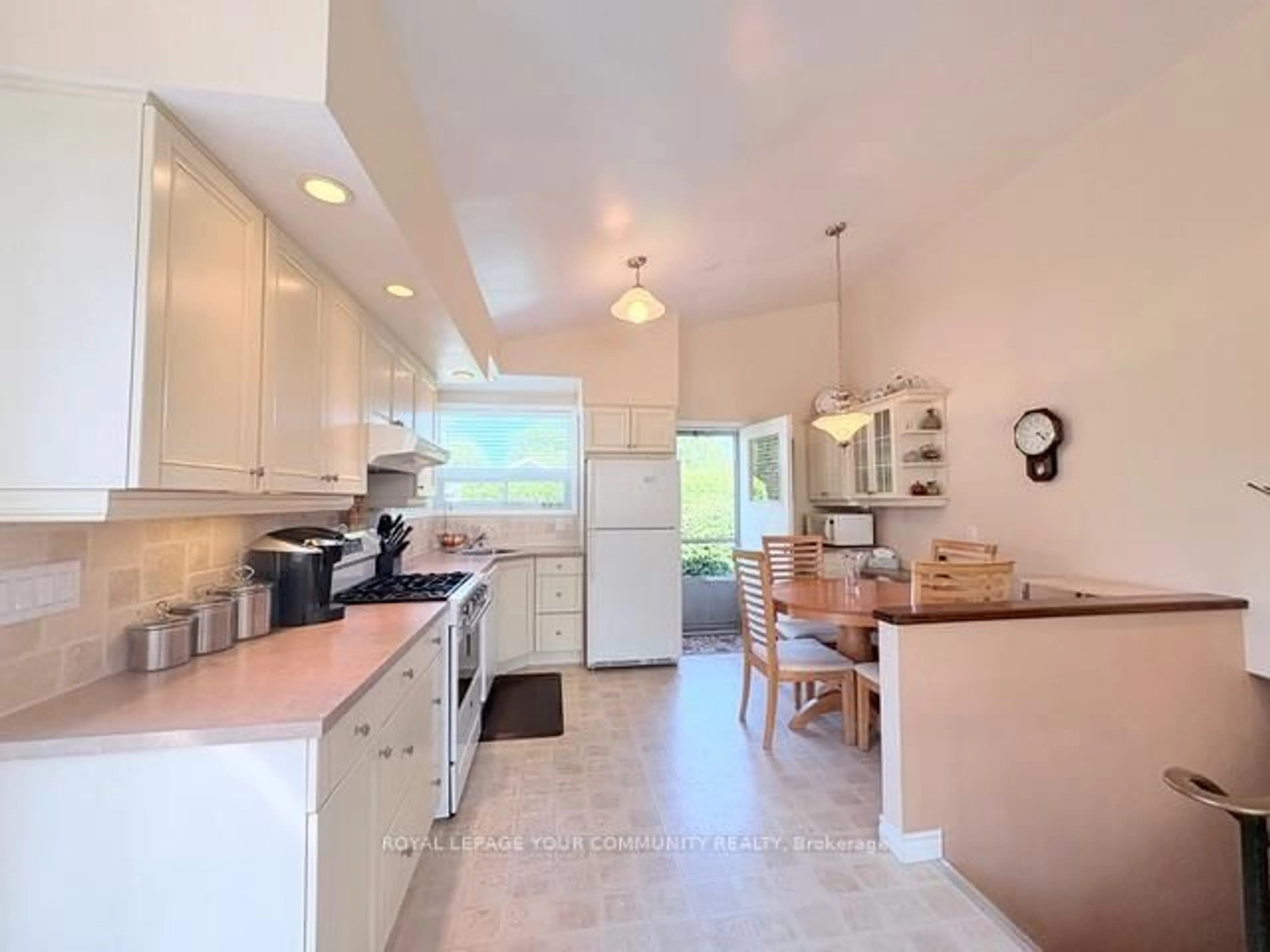 Open concept kitchen, ceramic/tile floor for 41 Knowles Cres, Aurora Ontario L4G 1Z6