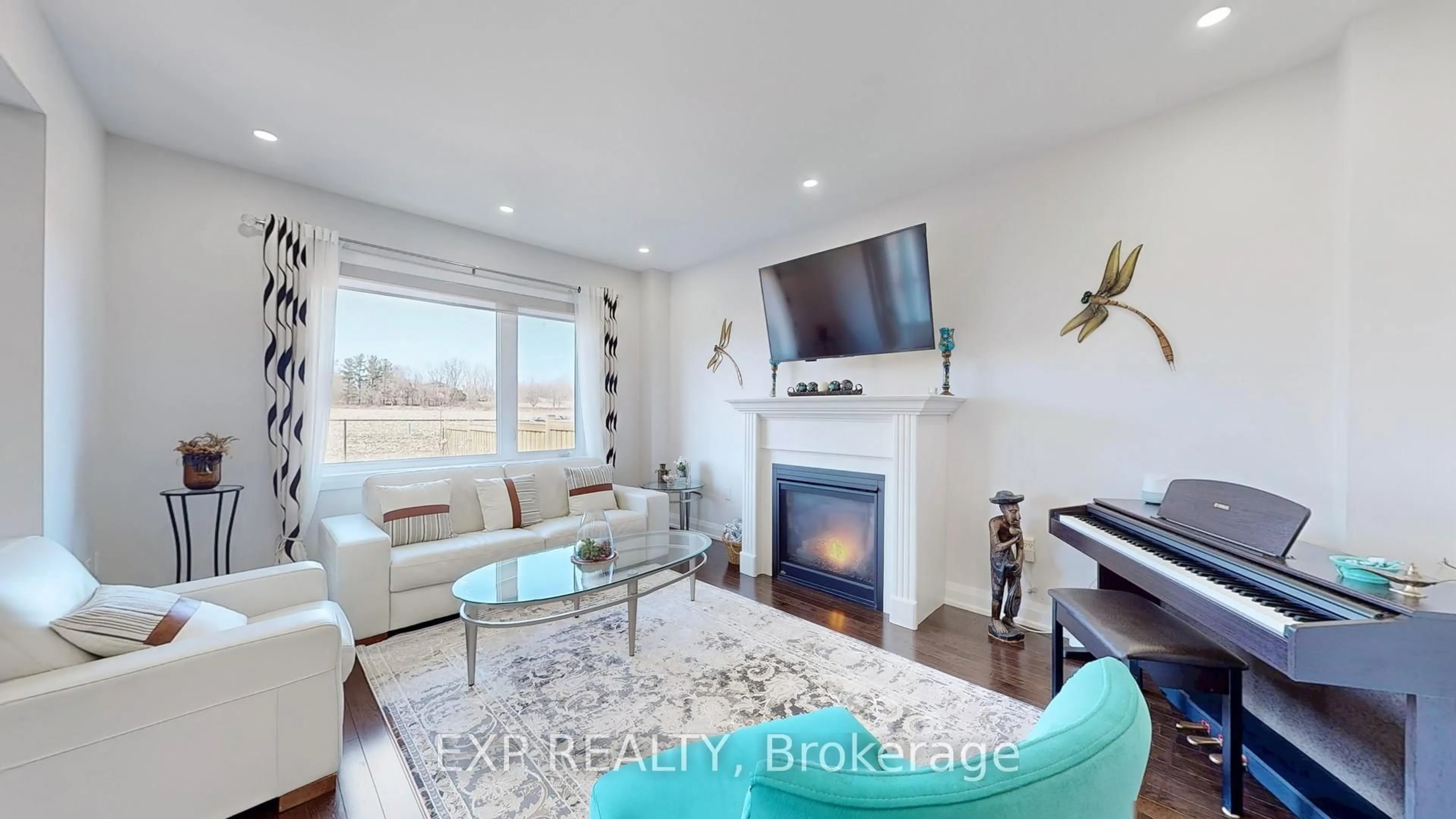 Living room with furniture, wood/laminate floor for 44 Festival Crt, East Gwillimbury Ontario L9N 0N8