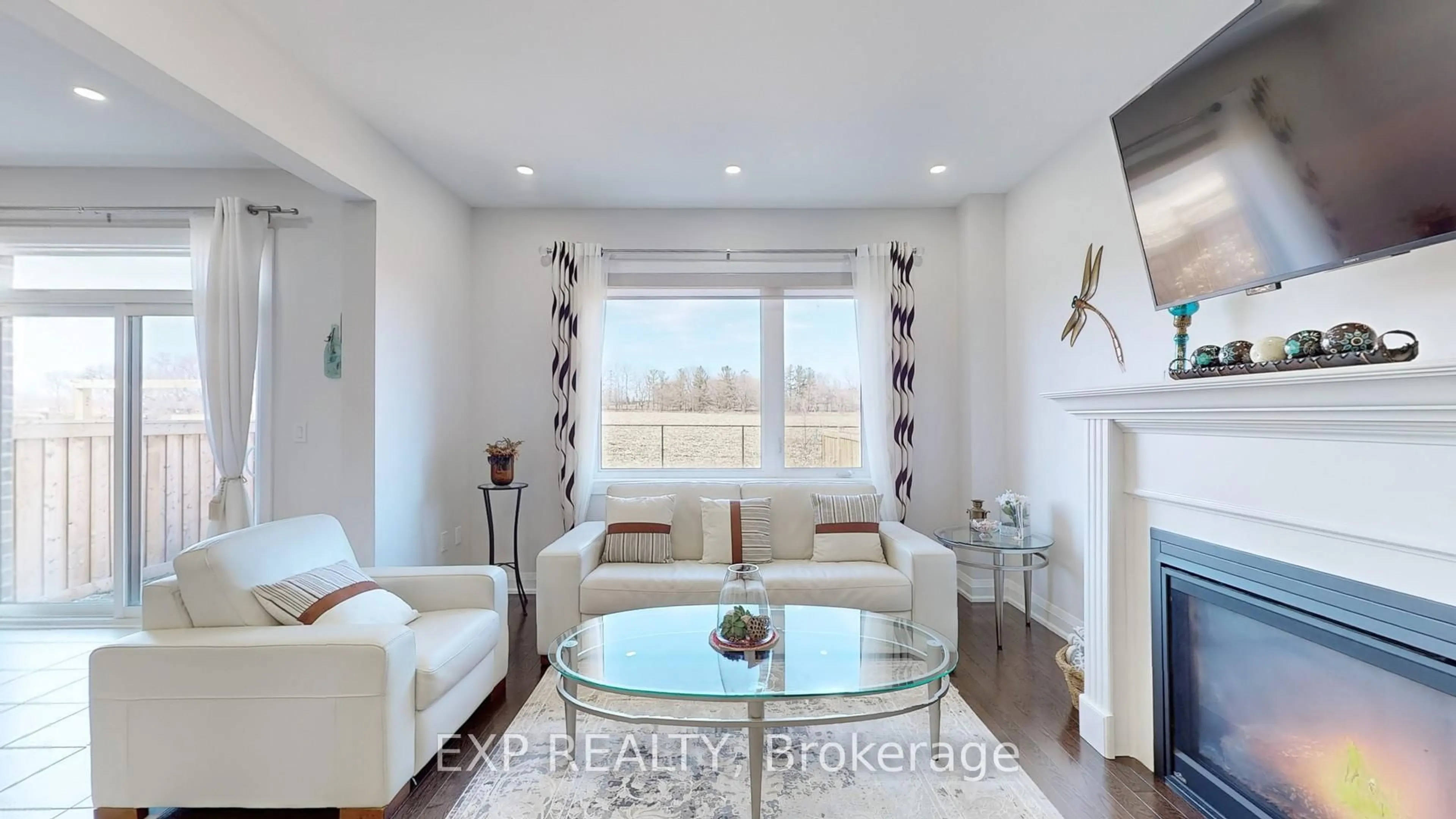 Living room with furniture, unknown for 44 Festival Crt, East Gwillimbury Ontario L9N 0N8