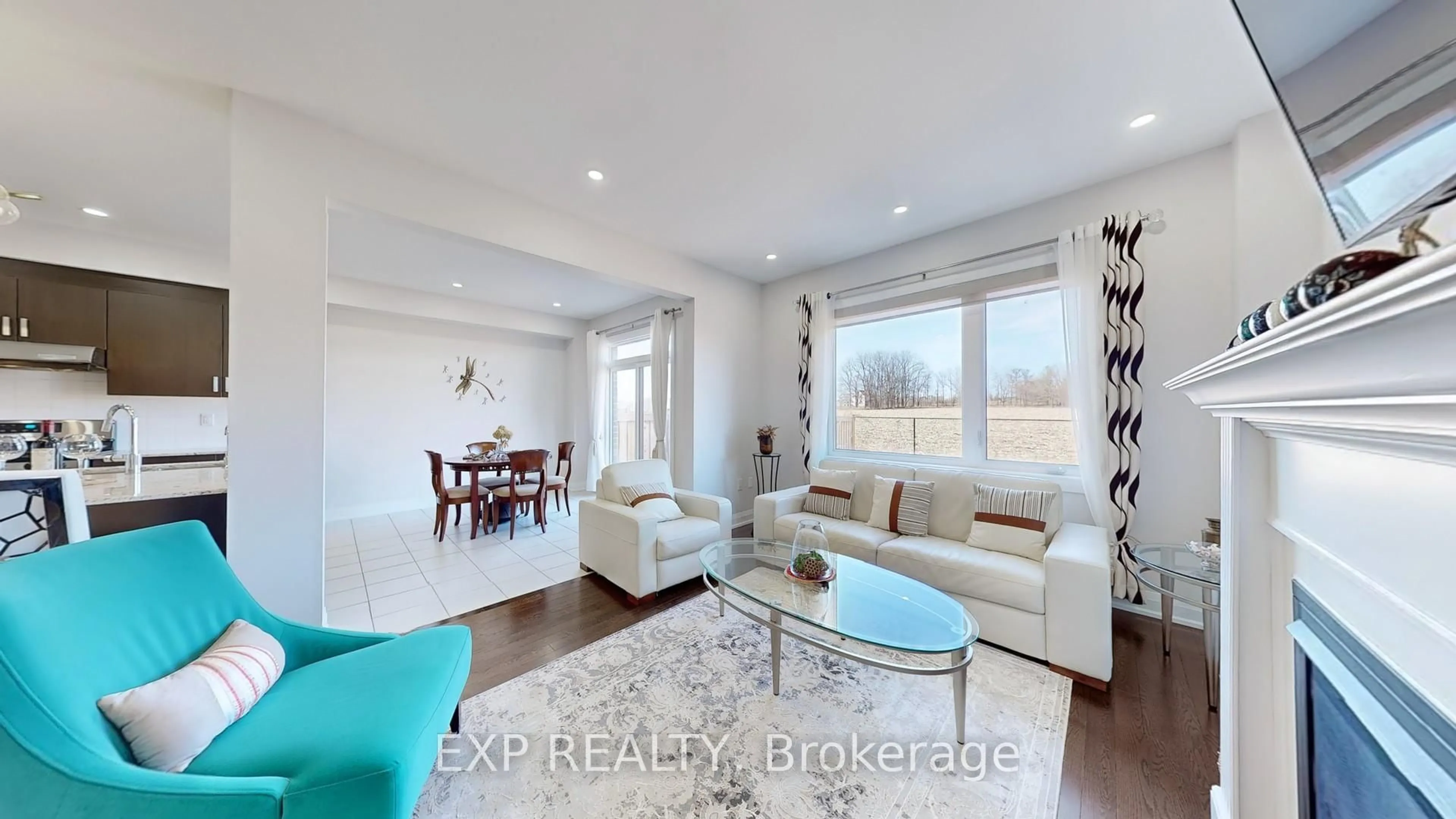 Living room with furniture, wood/laminate floor for 44 Festival Crt, East Gwillimbury Ontario L9N 0N8