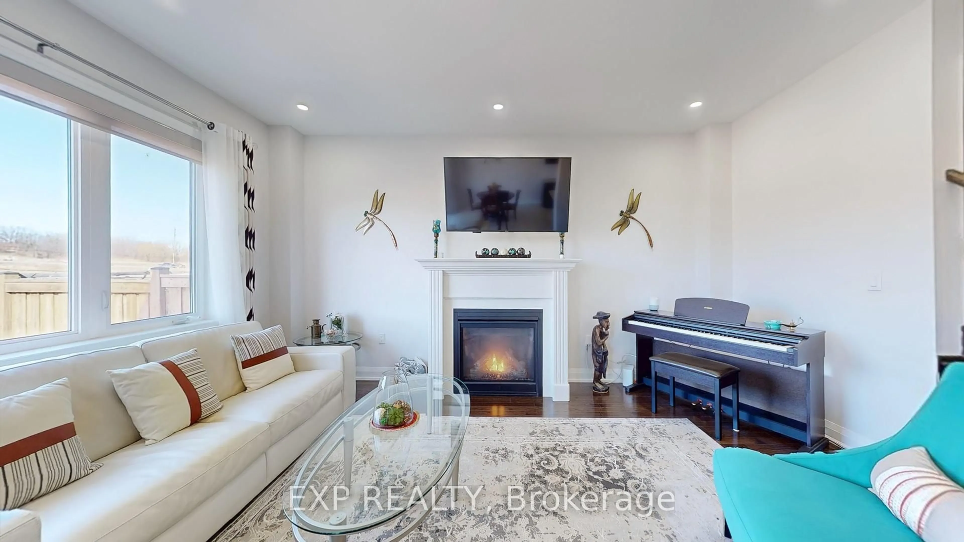 Living room with furniture, unknown for 44 Festival Crt, East Gwillimbury Ontario L9N 0N8