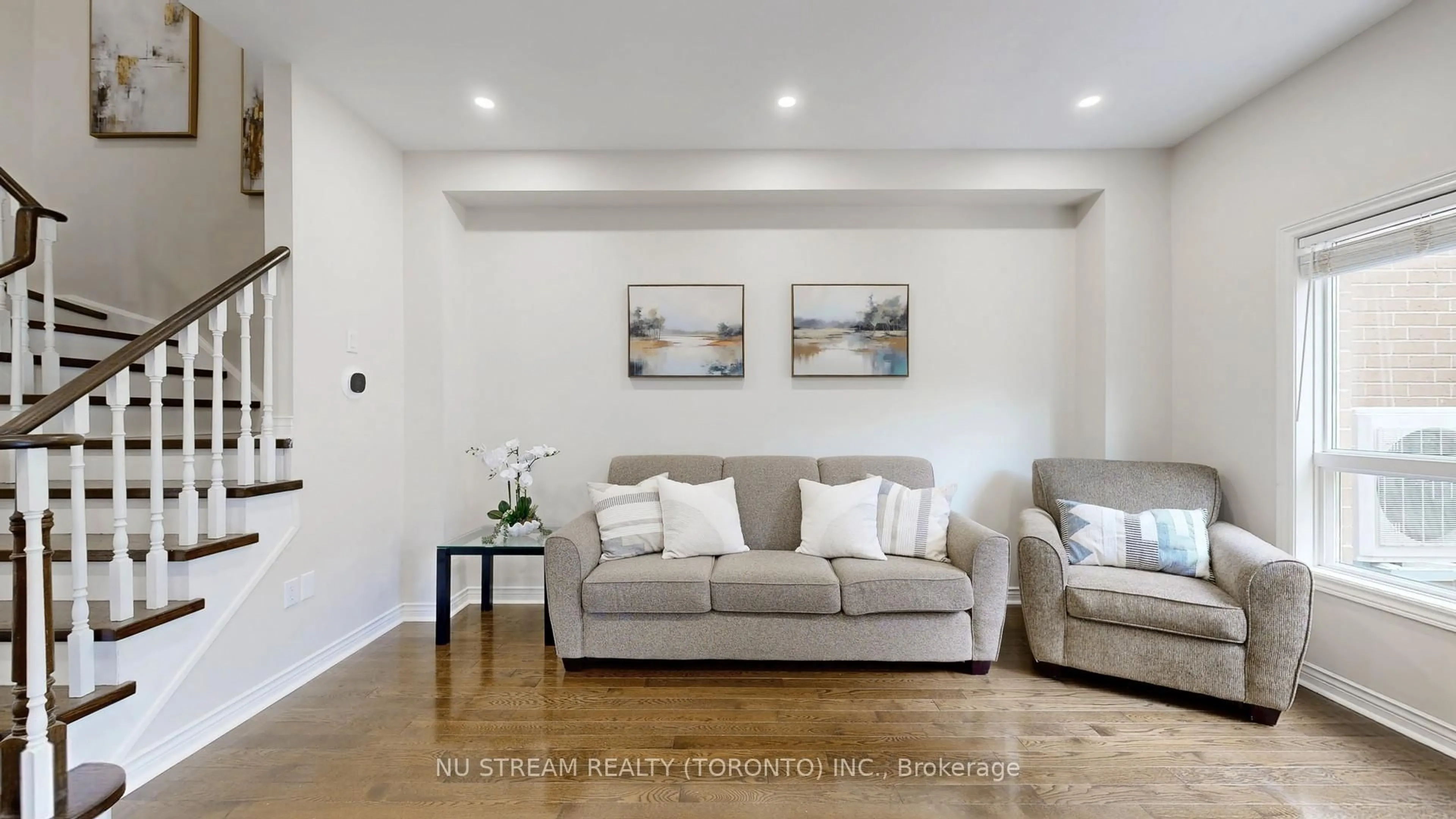 Living room with furniture, unknown for 60 Nottingham Dr, Richmond Hill Ontario L4S 1Z8