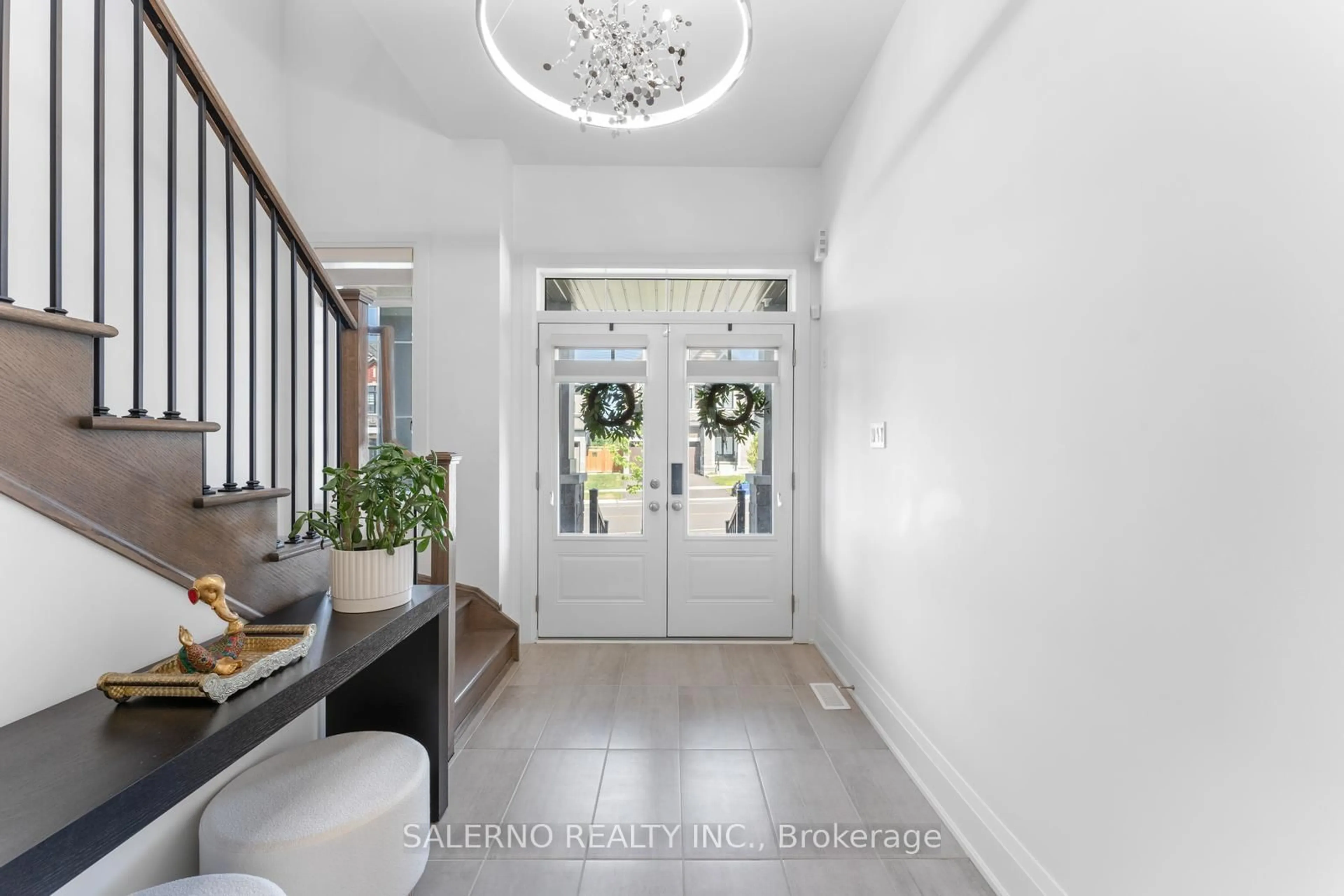 Indoor entryway for 530 Kleinburg Summit Way, Vaughan Ontario L4H 4T5