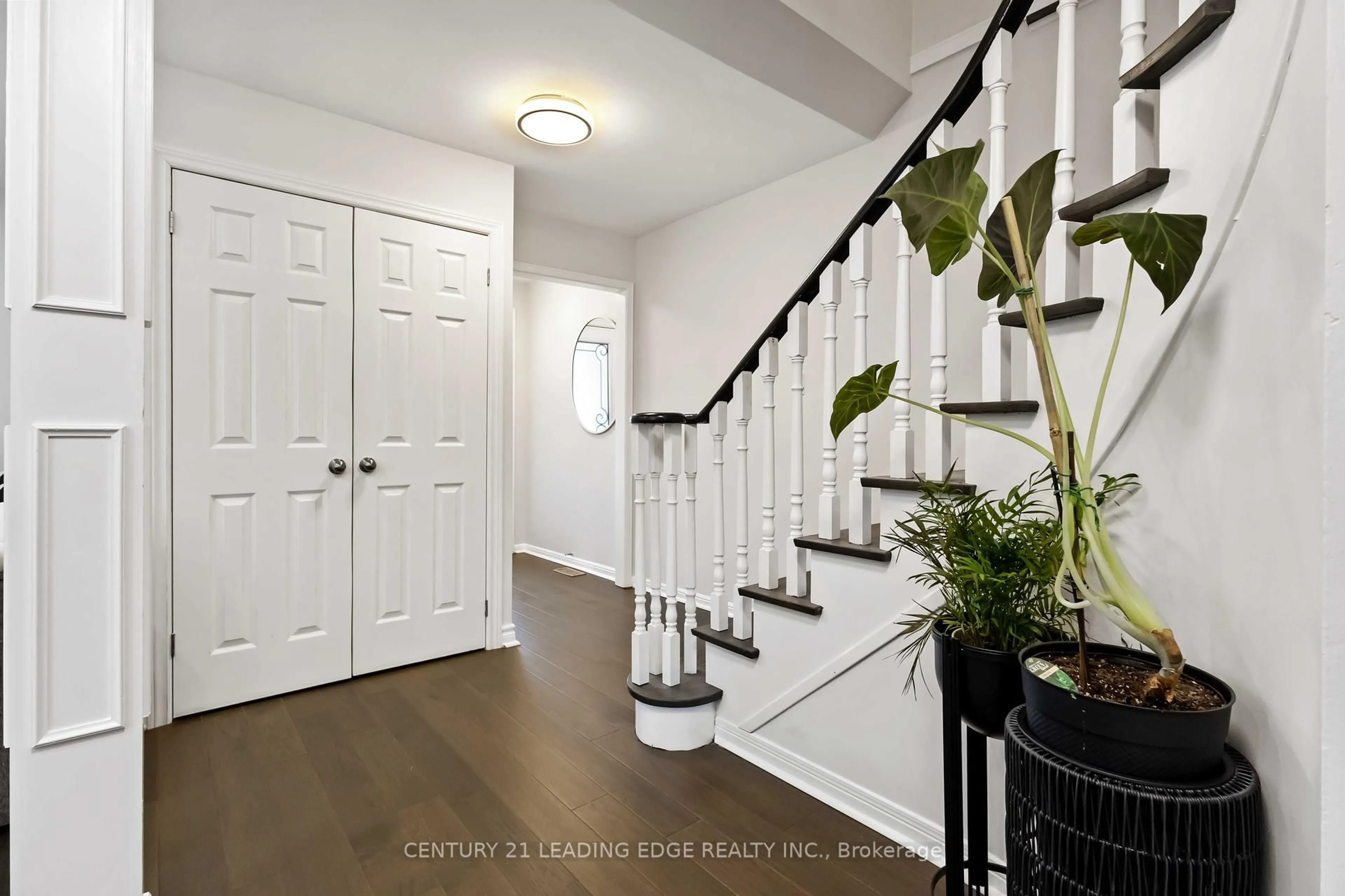 Indoor entryway for 115 Major Buttons Dr, Markham Ontario L3P 3X7