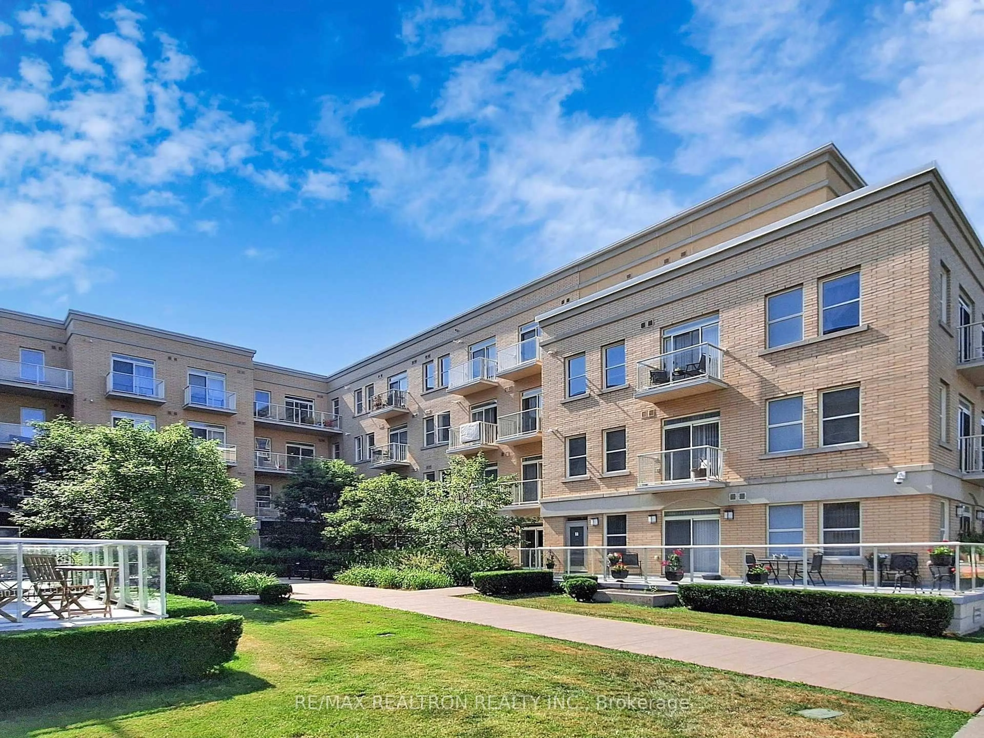 A pic from outside/outdoor area/front of a property/back of a property/a pic from drone, unknown for 28 Prince Regent St #126, Markham Ontario L6C 0V5