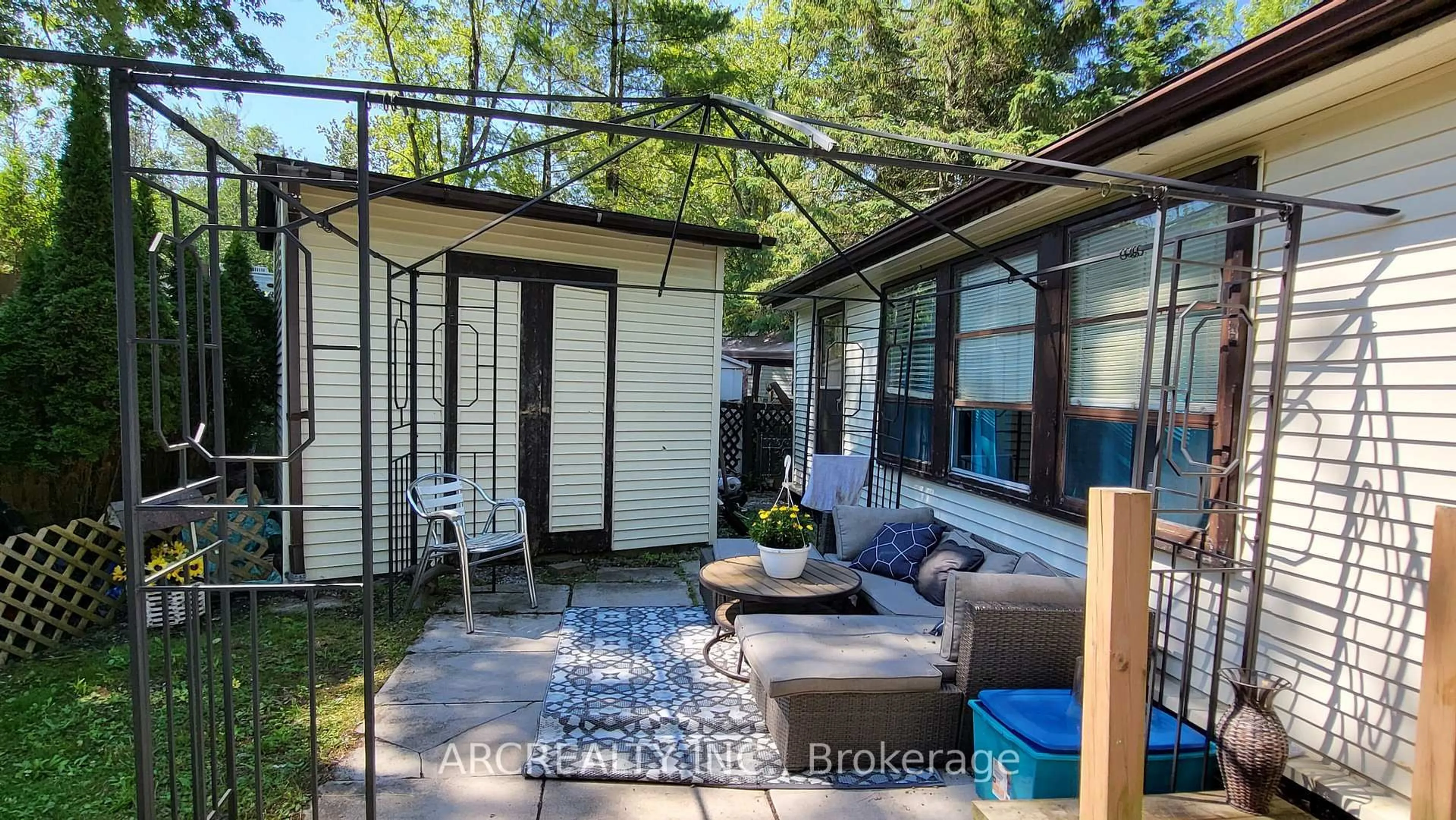 Patio, street for 10 Woody Way Way, Georgina Ontario L0E 1N0