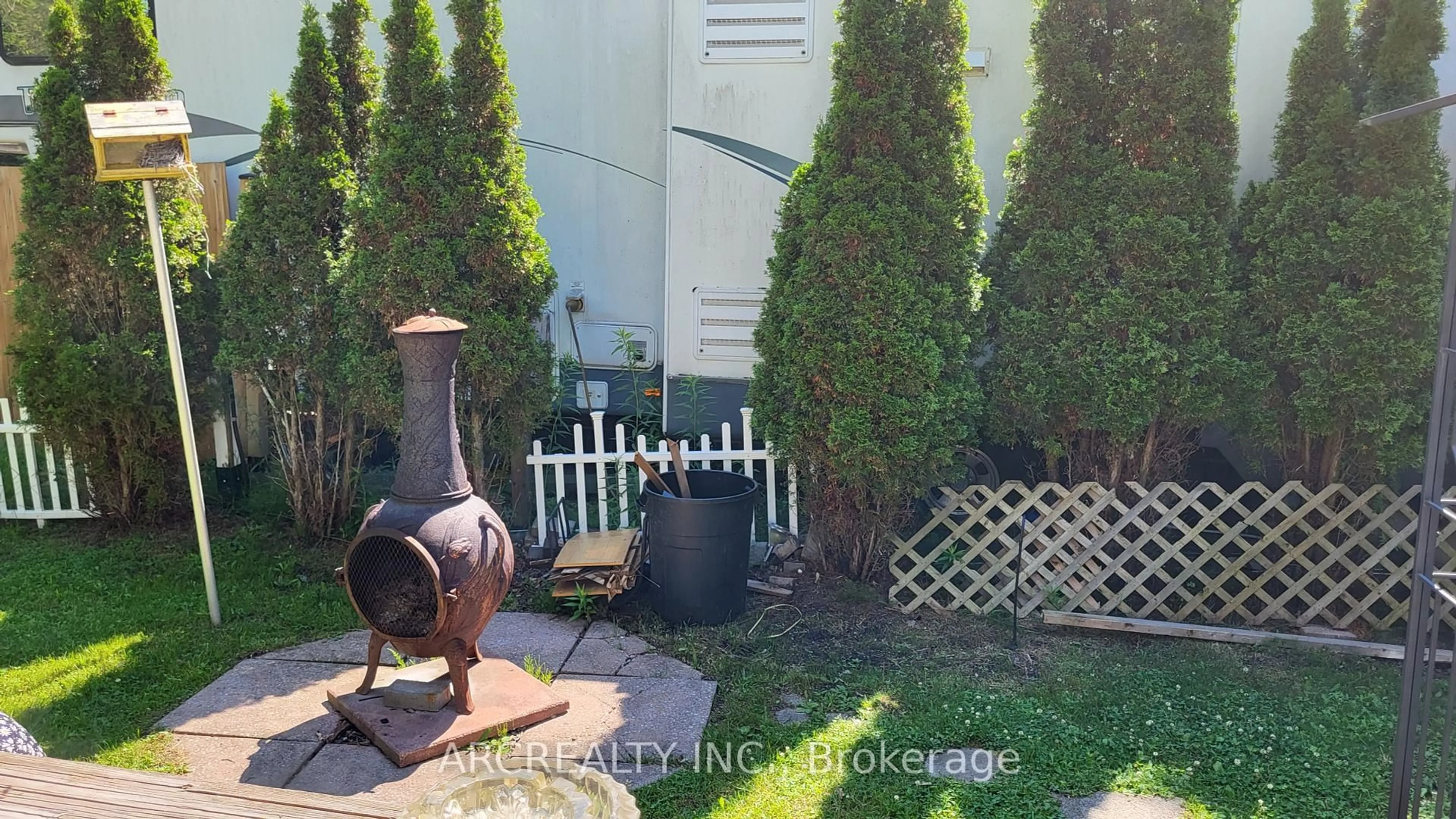 Patio, street for 10 Woody Way Way, Georgina Ontario L0E 1N0