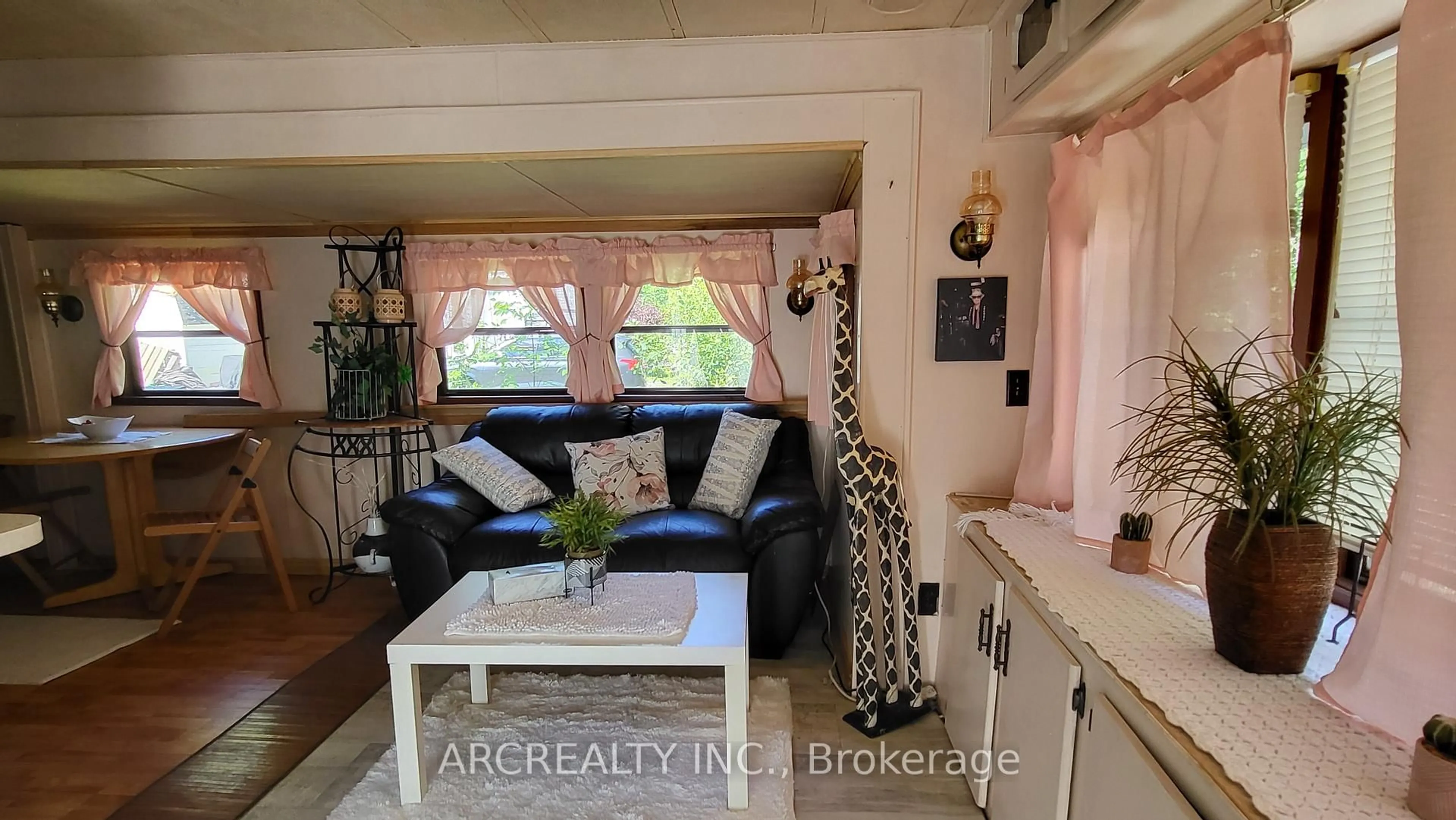Living room with furniture, ceramic/tile floor for 10 Woody Way Way, Georgina Ontario L0E 1N0