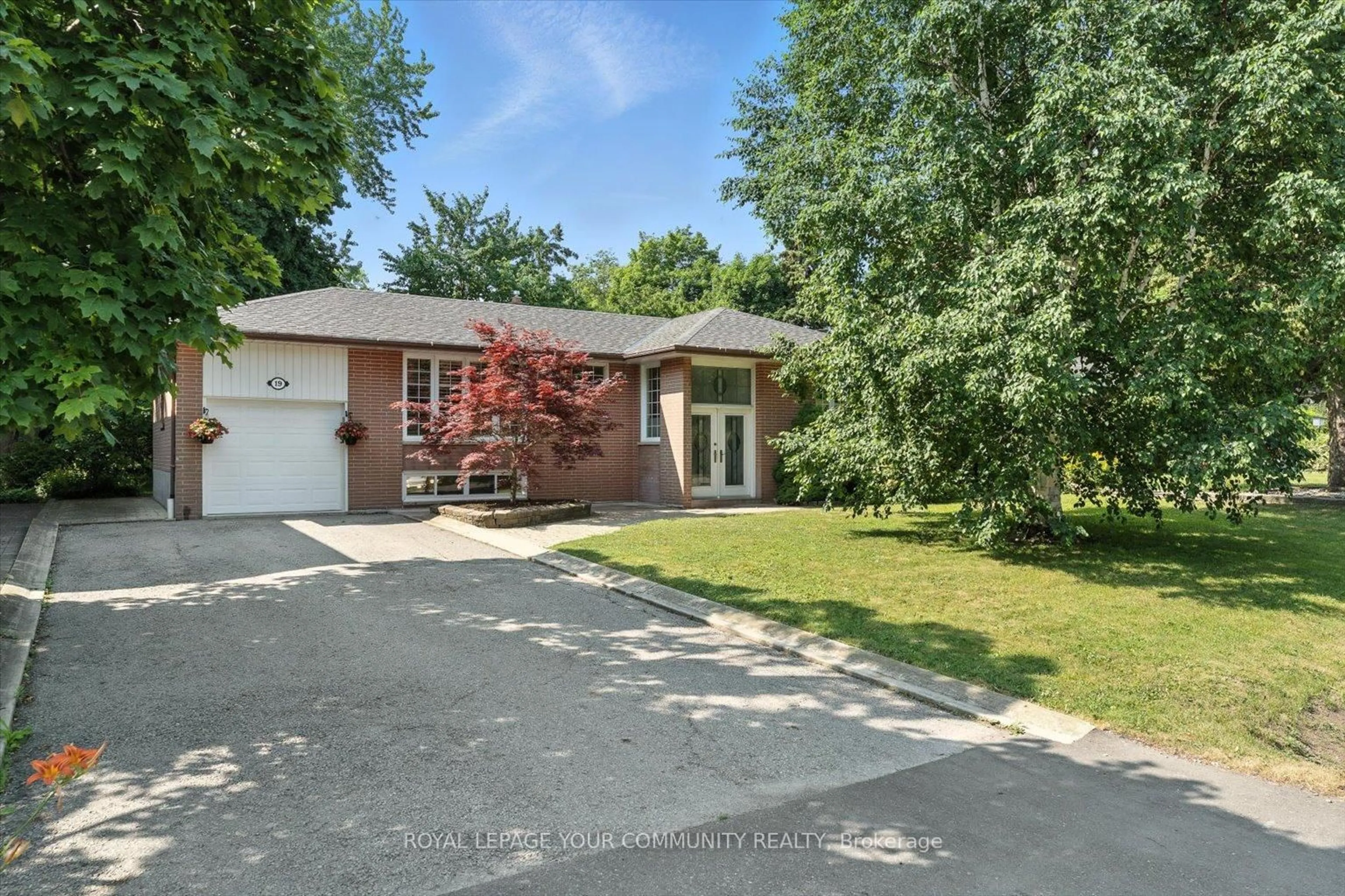 A pic from outside/outdoor area/front of a property/back of a property/a pic from drone, street for 19 Weller Cres, Vaughan Ontario L6A 1E5