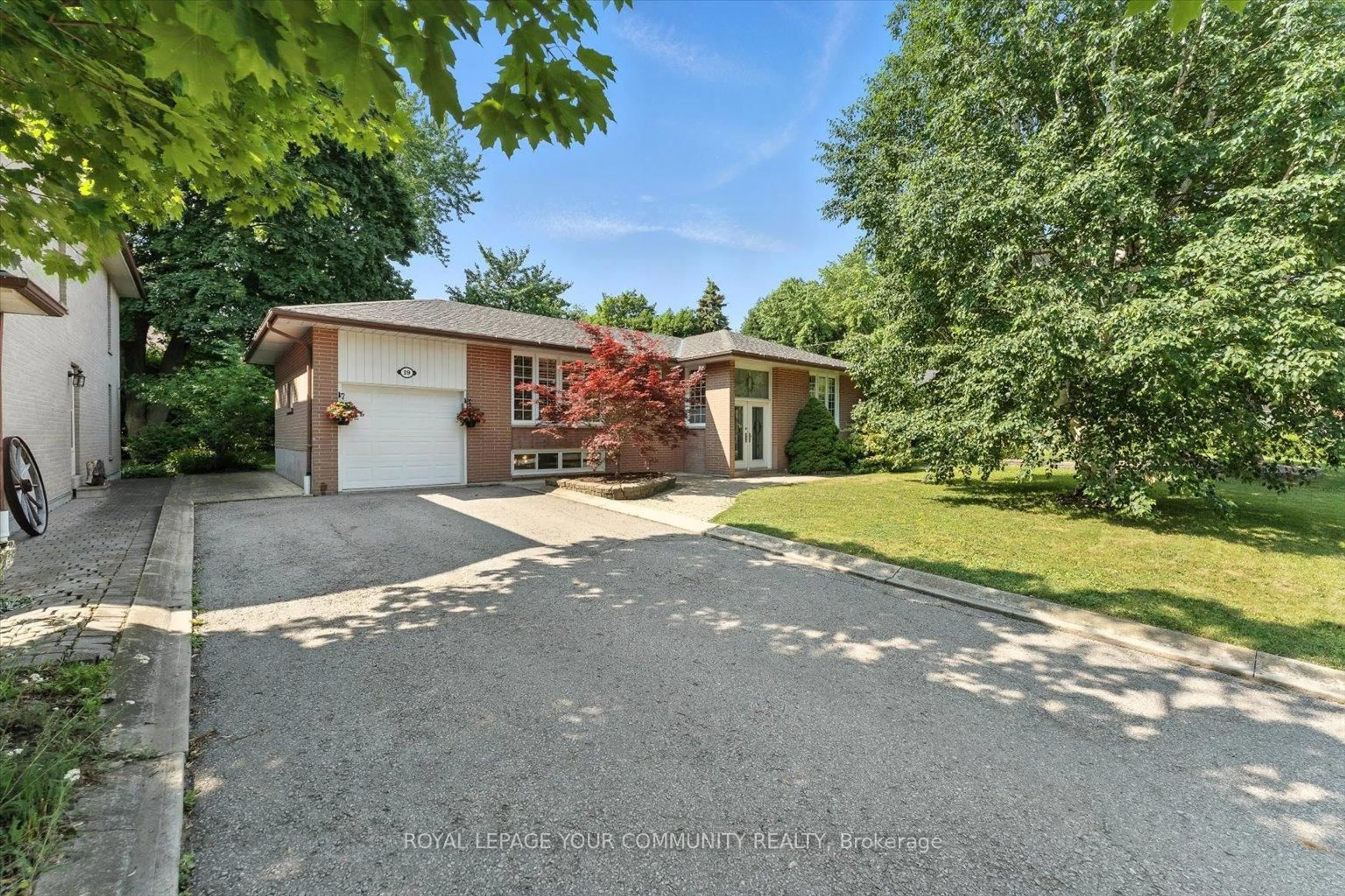 A pic from outside/outdoor area/front of a property/back of a property/a pic from drone, street for 19 Weller Cres, Vaughan Ontario L6A 1E5