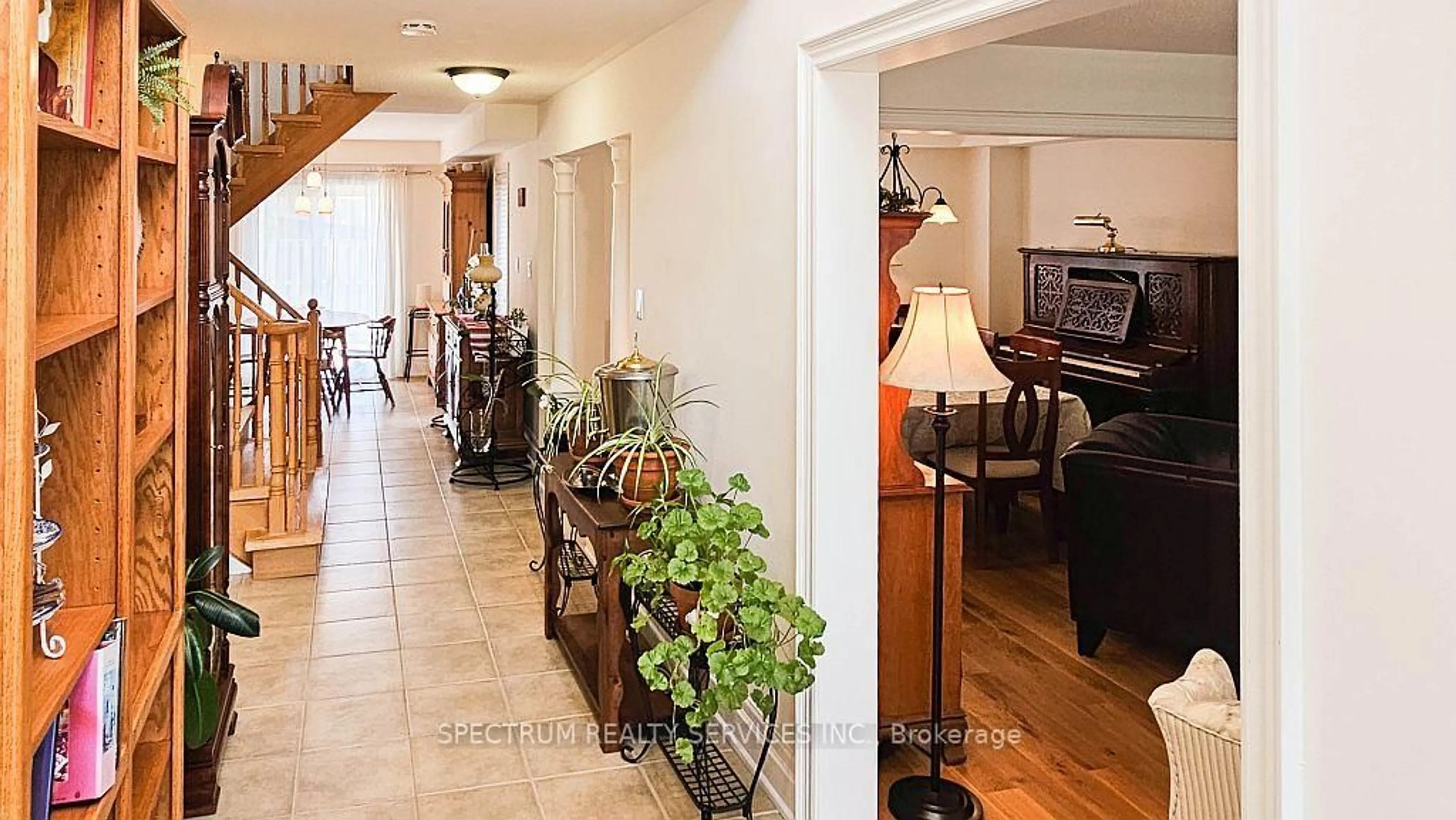Indoor foyer for 74 Ian Dr, Georgina Ontario L4P 4G3