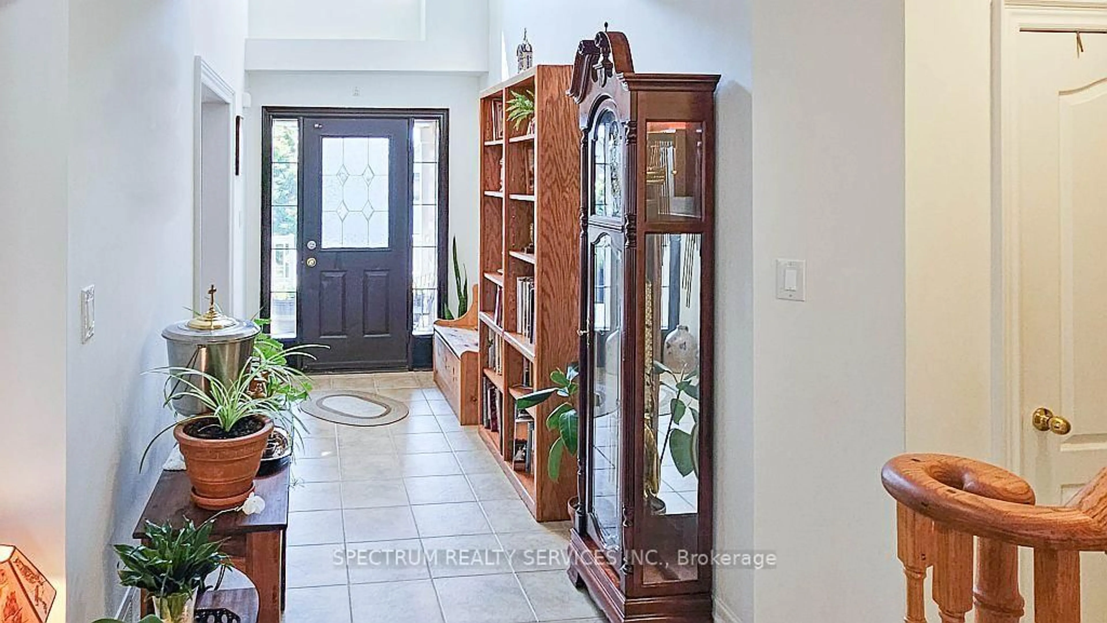 Indoor entryway for 74 Ian Dr, Georgina Ontario L4P 4G3