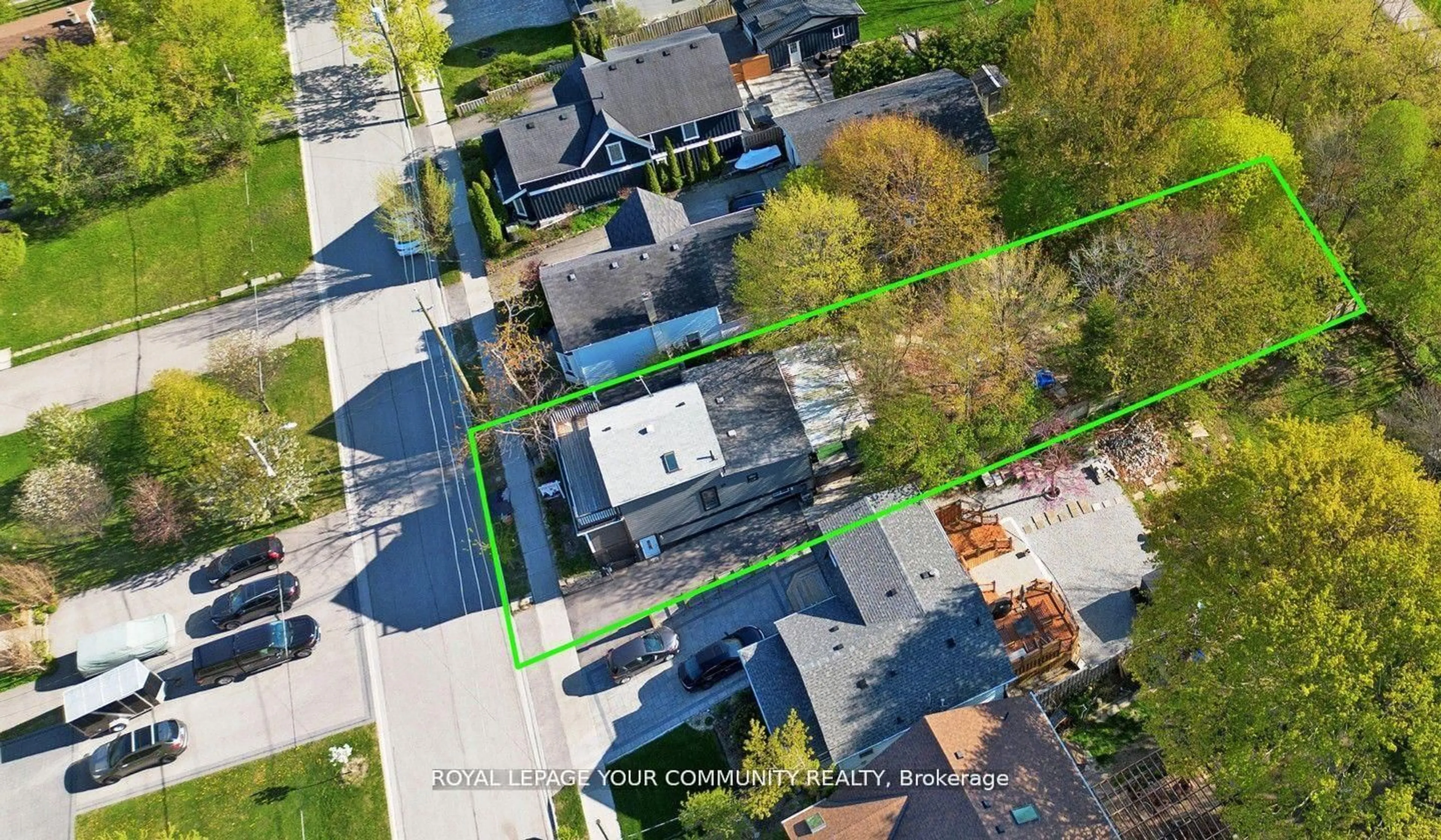 A pic from outside/outdoor area/front of a property/back of a property/a pic from drone, street for 64 Machell Ave, Aurora Ontario L4G 2R7