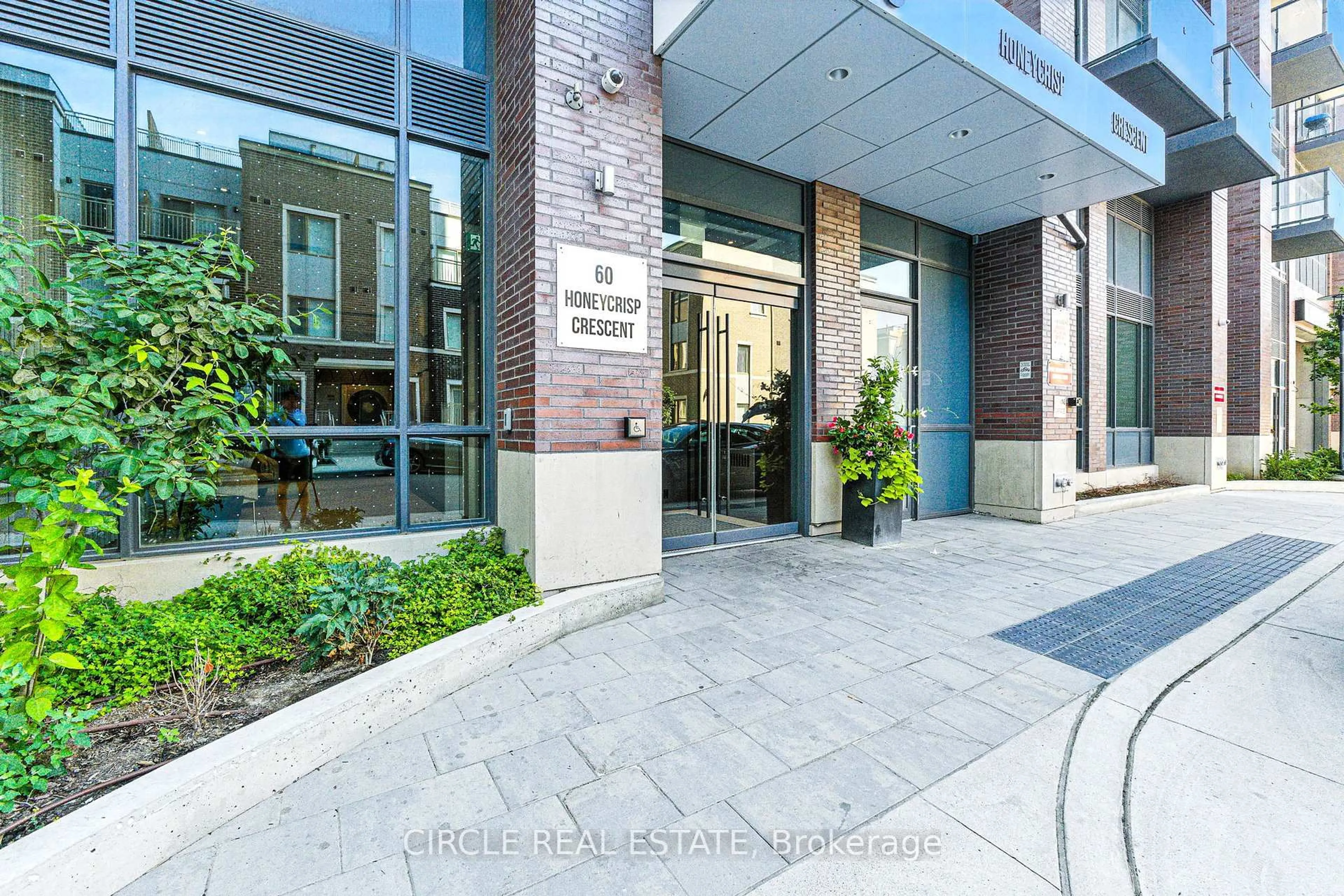 Indoor foyer for 60 Honeycrisp Cres #201, Vaughan Ontario L4K 0N5