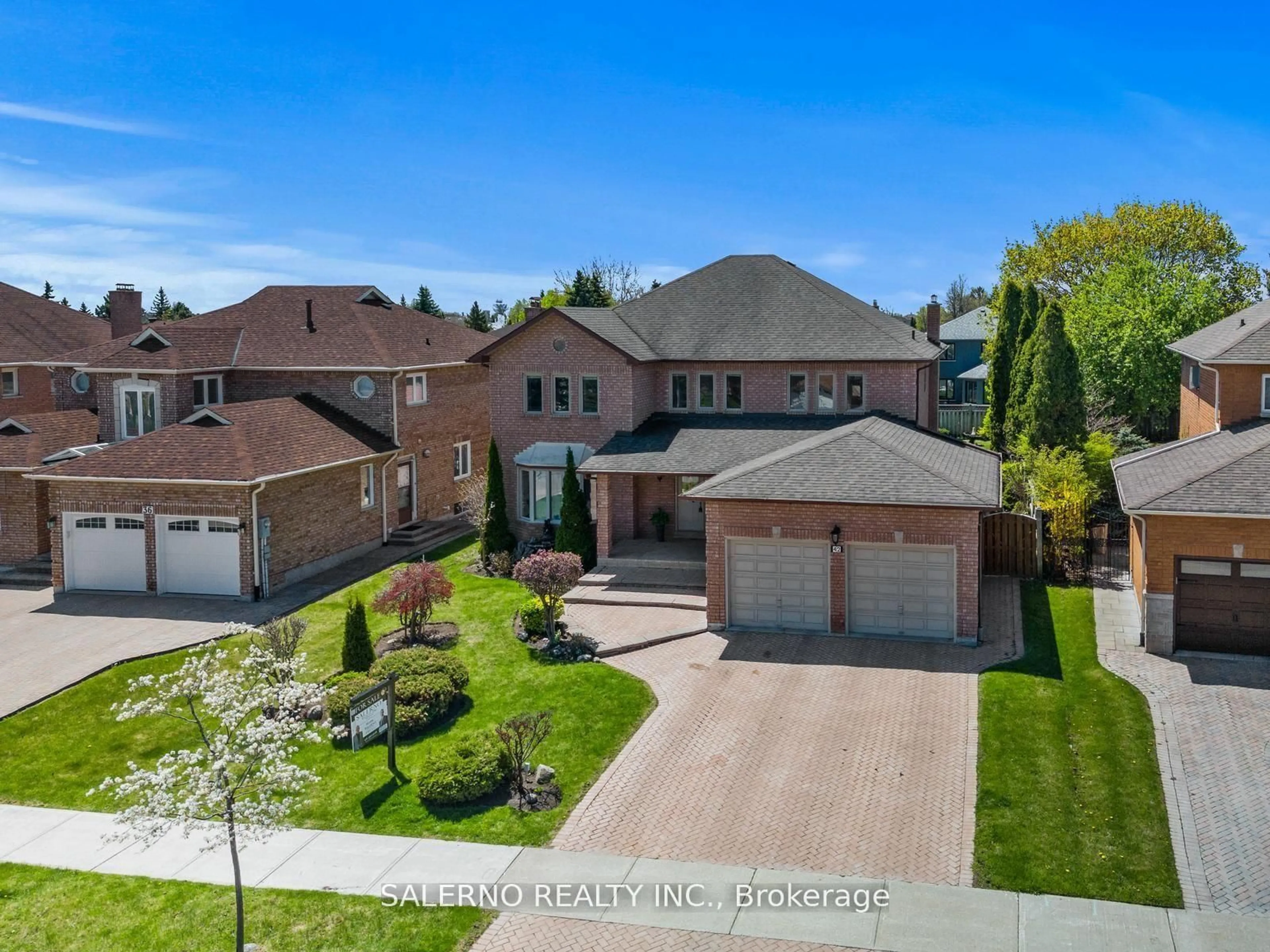 A pic from outside/outdoor area/front of a property/back of a property/a pic from drone, street for 42 Columbus Ave, Vaughan Ontario L4L 7G9